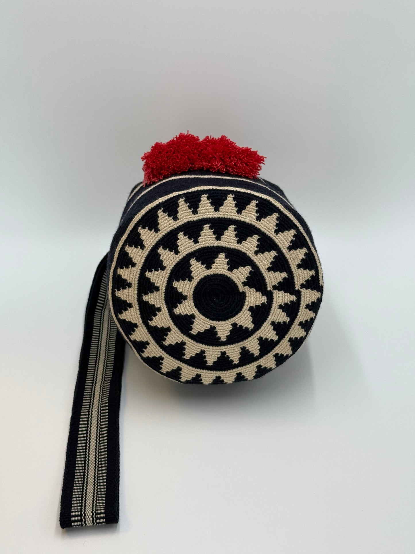 Onderkant van Melany Medium Wayuu mochila tas van LolaGrace met traditioneel geometrisch patroon in donkerblauw en beige, handgemaakt in Colombia.