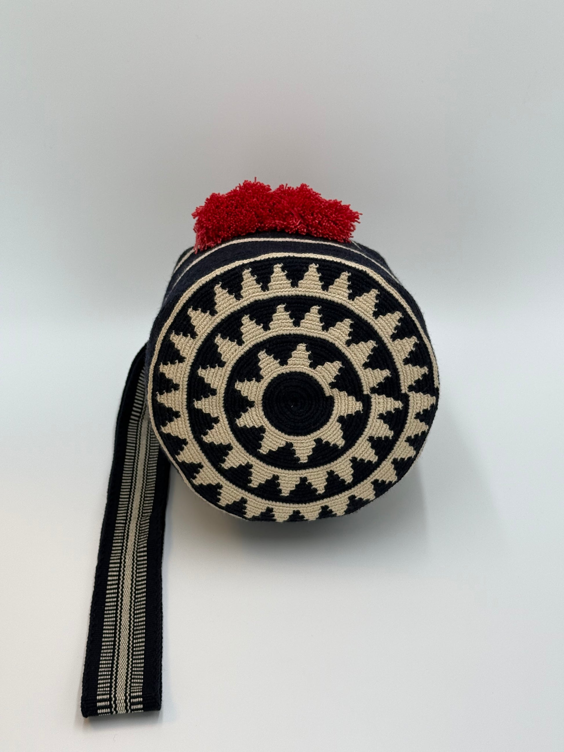 Onderkant van Melany Medium Wayuu mochila tas van LolaGrace met traditioneel geometrisch patroon in donkerblauw en beige, handgemaakt in Colombia.
