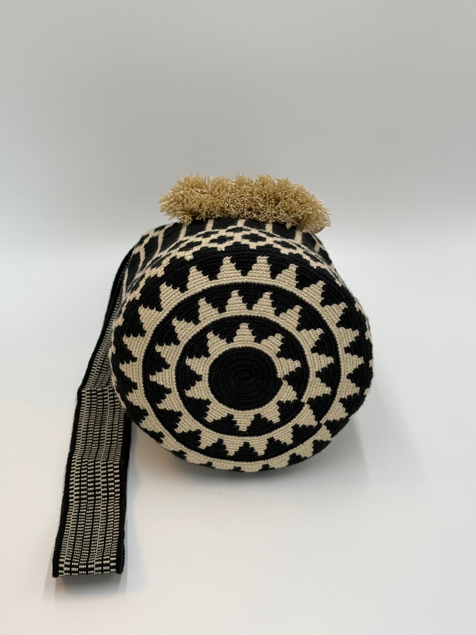 Detail van de ronde bodem van Wayuu tas Miriam met contrasterend zwart en crème geometrisch design