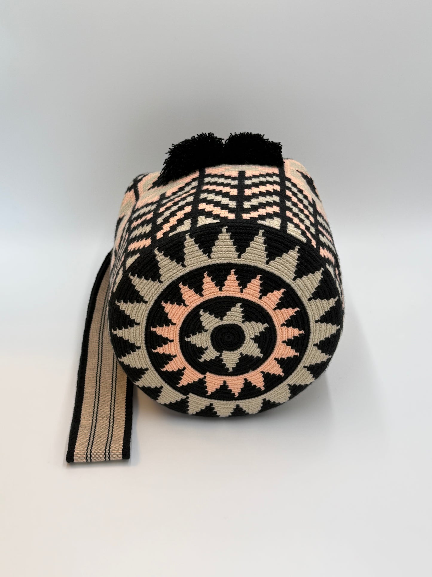 Onderkant van handgemaakte Wayuu tas Olga Large van LolaGrace met rond traditioneel Wayuu patroon in zwart, crème en zachtroze.