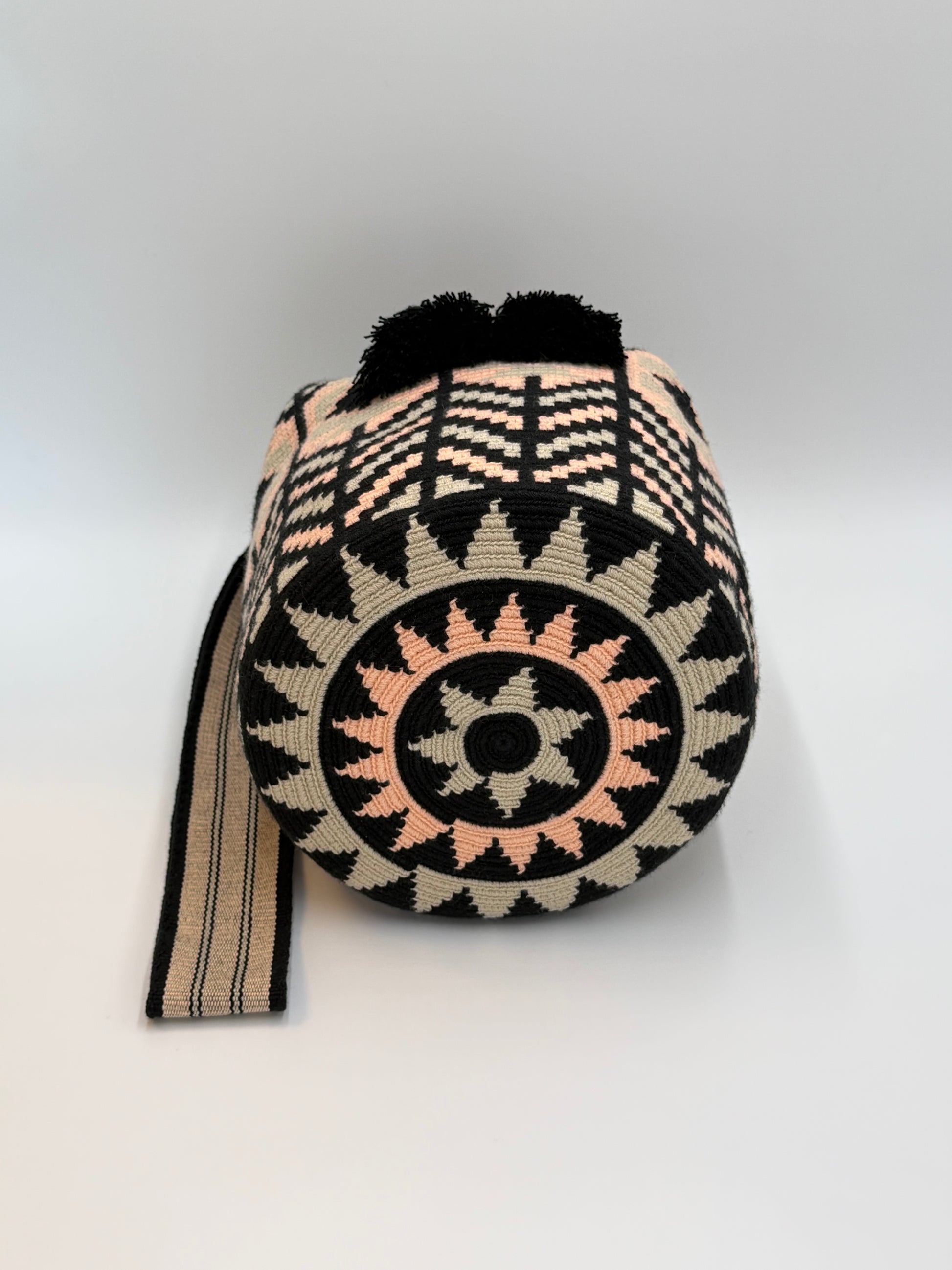 Onderkant van handgemaakte Wayuu tas Olga Large van LolaGrace met rond traditioneel Wayuu patroon in zwart, crème en zachtroze.