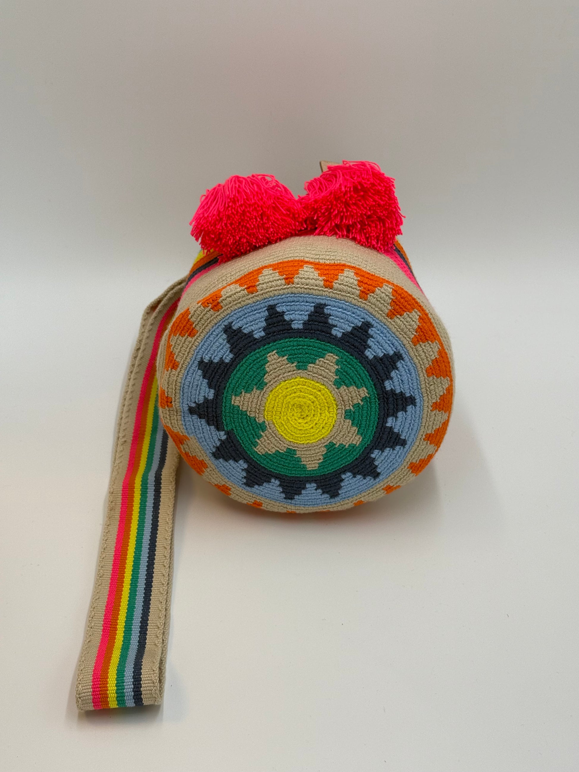 Onderkant van handgemaakte medium Wayuu tas Samanta met kleurrijk geometrisch patroon en ronde bodem