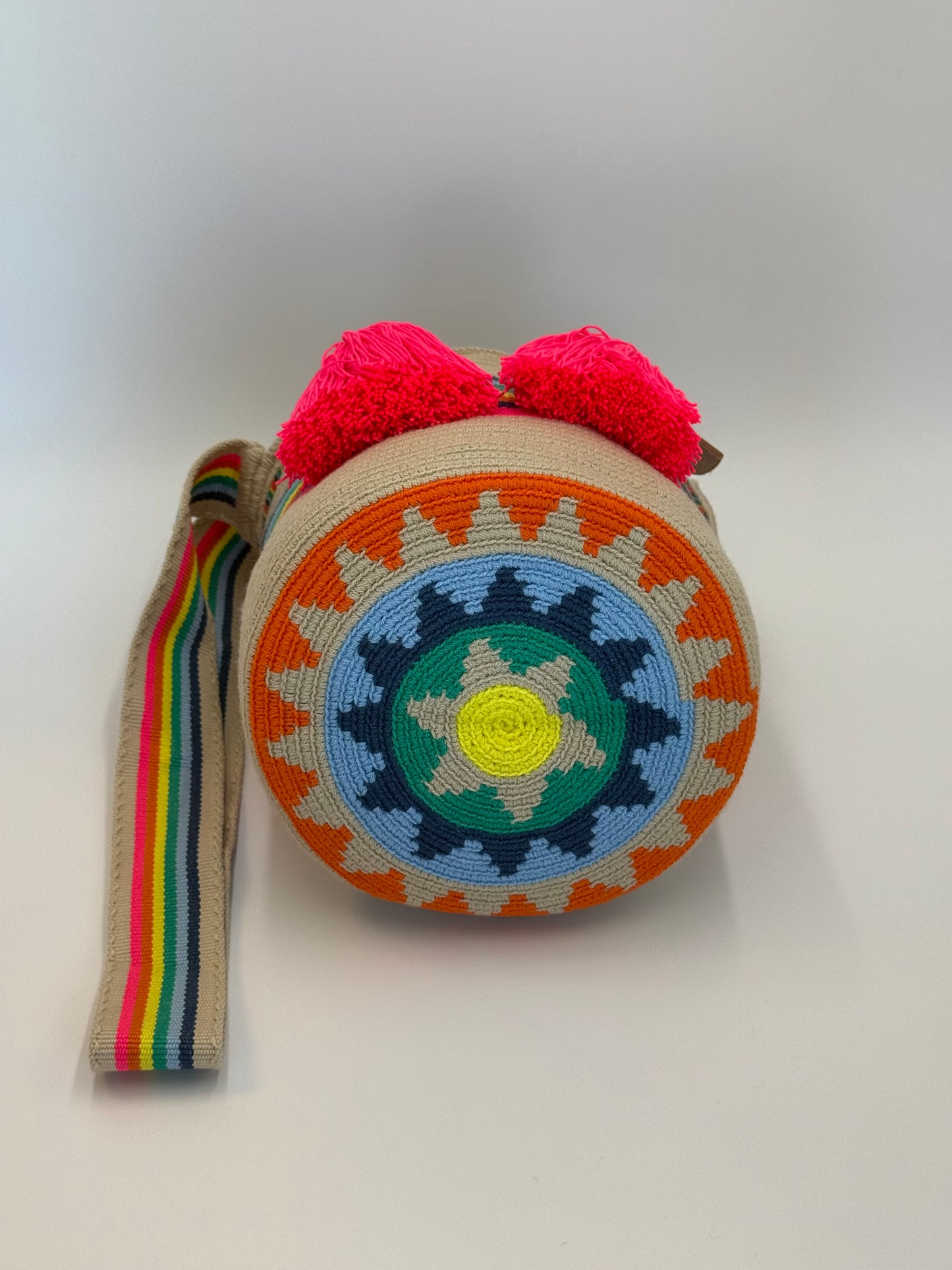 Onderkant van Sara Lucia medium Wayuu tas van LolaGrace handgemaakt in Colombia met kleurrijk geometrisch patroon
