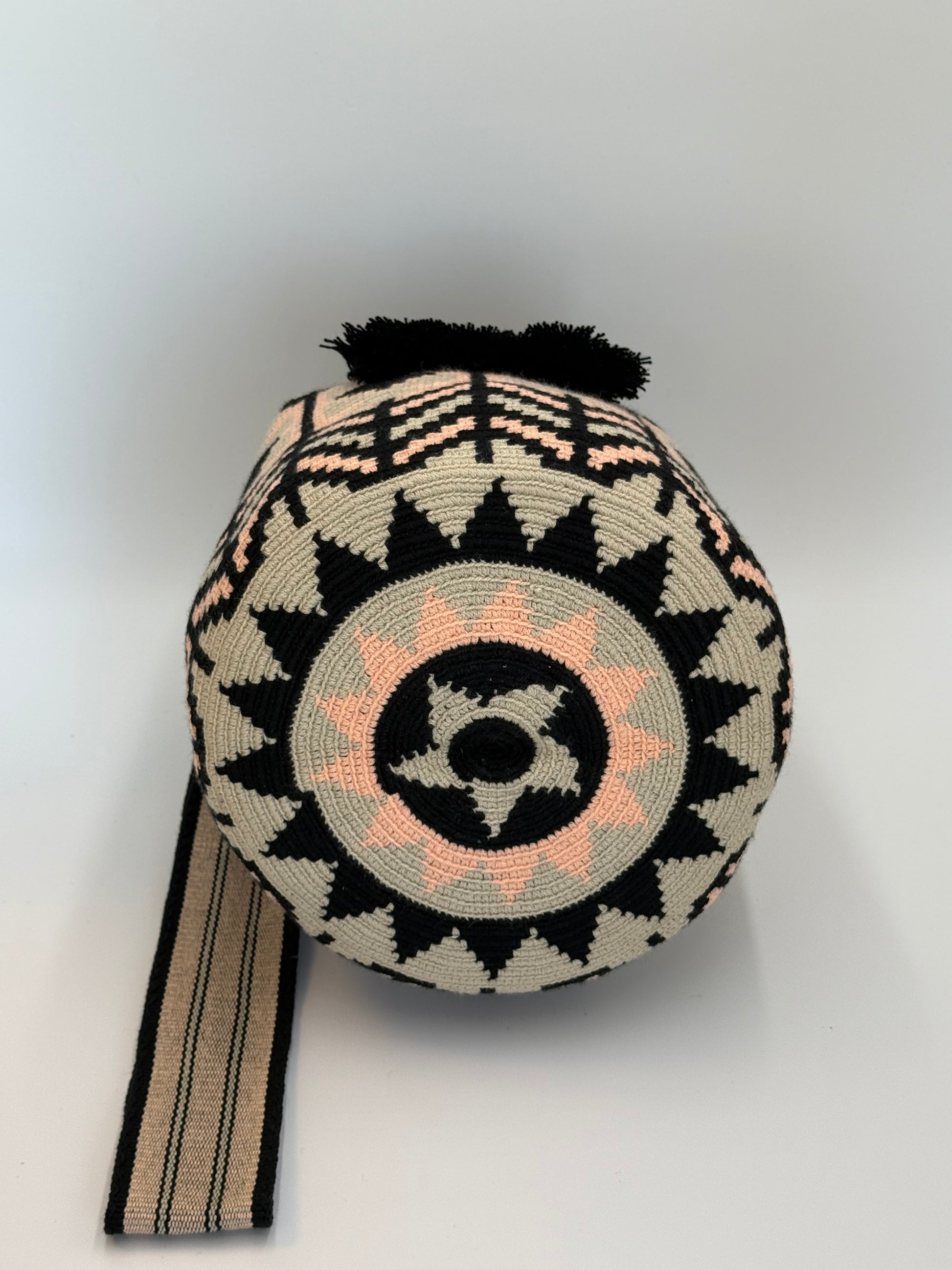 Onderkant van Silvia Large Wayuu mochila tas met traditioneel Wayuu patroon in zwart, beige en zachtroze, handgemaakt in Colombia.