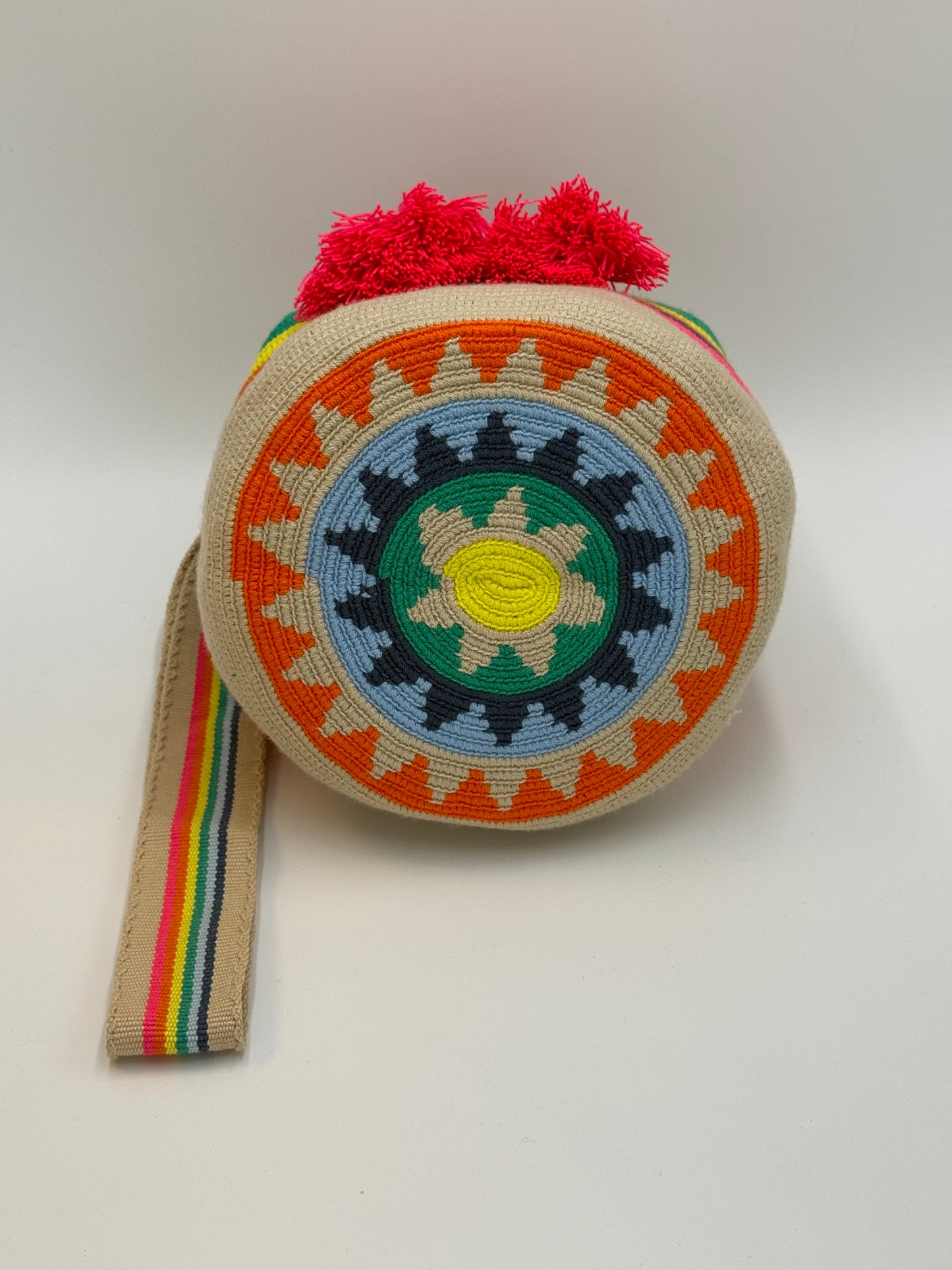 Onderkant van handgemaakte large Wayuu tas Sofía Andrea met kleurrijk geometrisch patroon en ronde bodem
