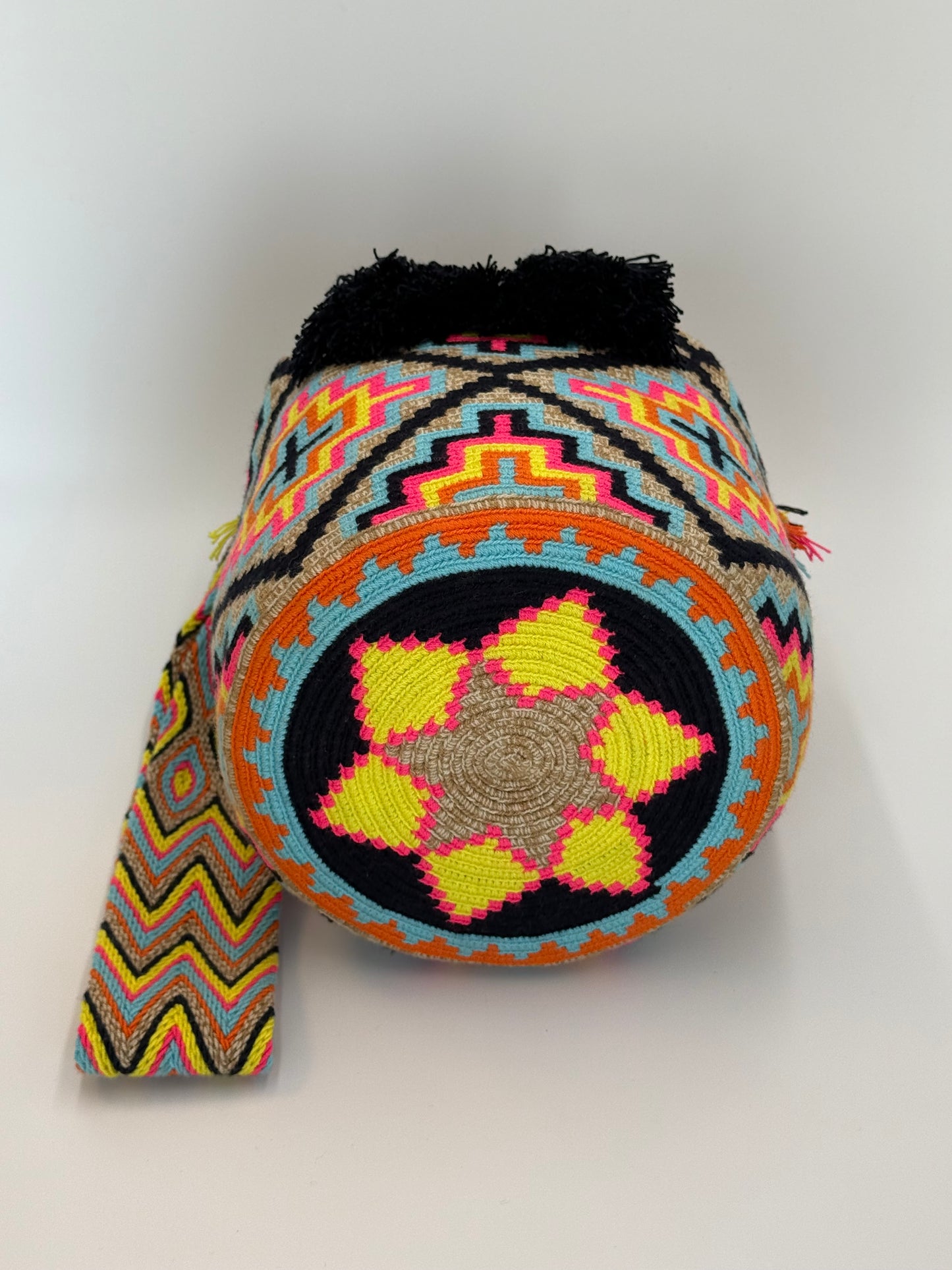 Onderkant van Teresa Large Wayuu mochila tas met traditioneel Wayuu patroon in kleurrijk geometrisch design, handgemaakt in Colombia.