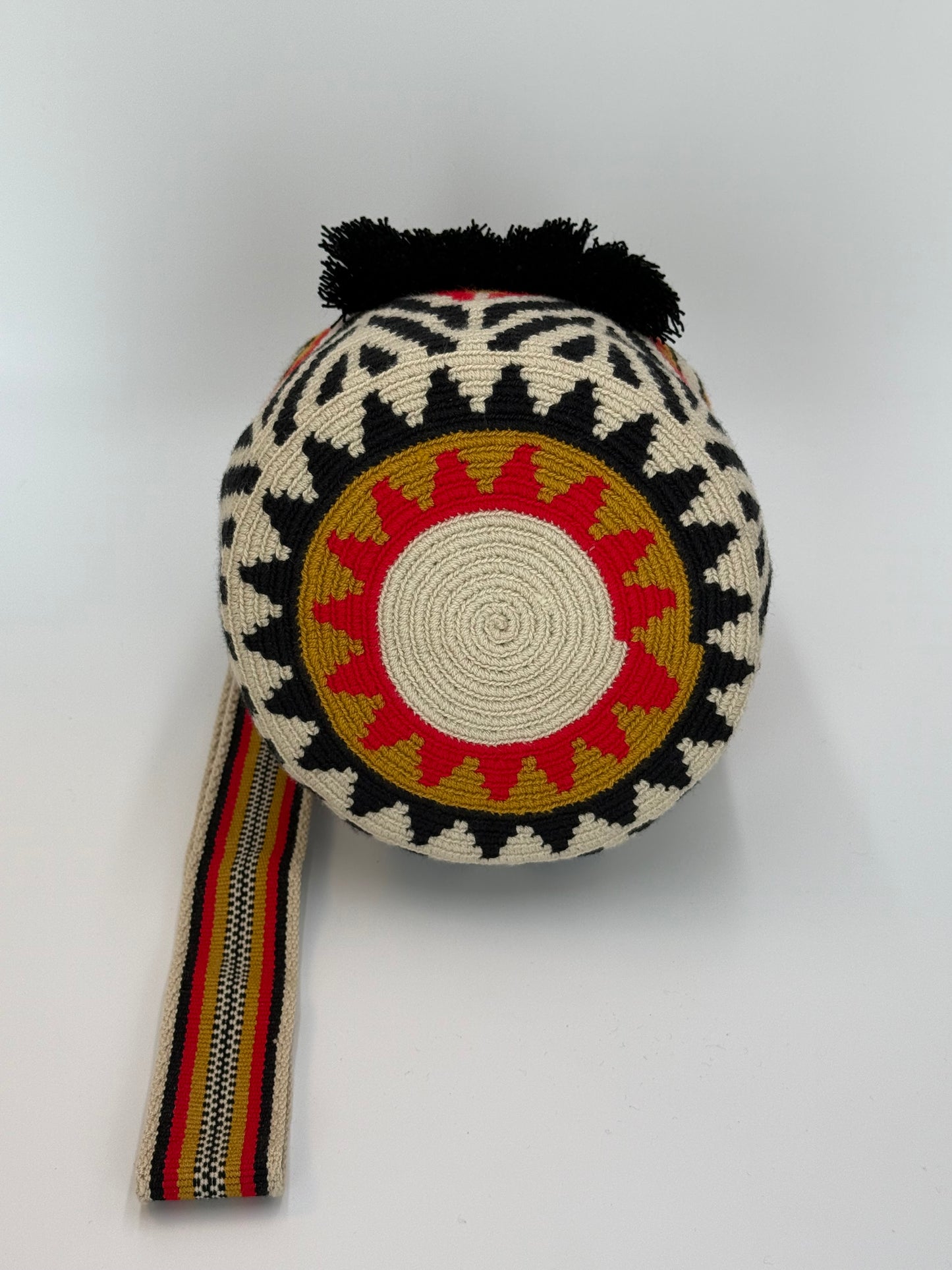 Onderkant van Valentina María medium Wayuu tas van LolaGrace handgemaakt in Colombia met zwart wit patroon en rode details