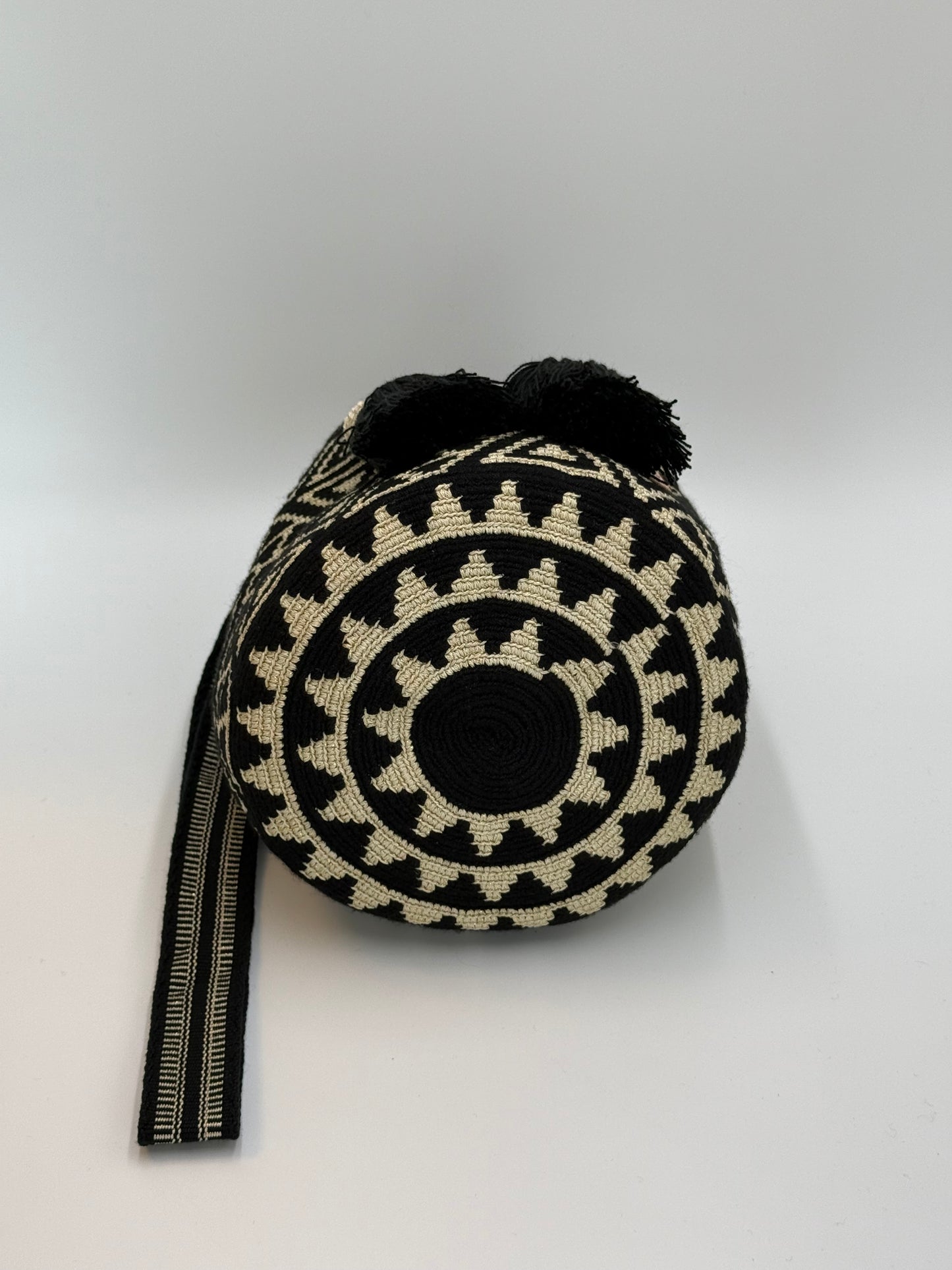 Yurany medium Wayuu mochila tas van LolaGrace handgemaakt in Colombia met ronde zwart-witte bodem en geweven schouderband