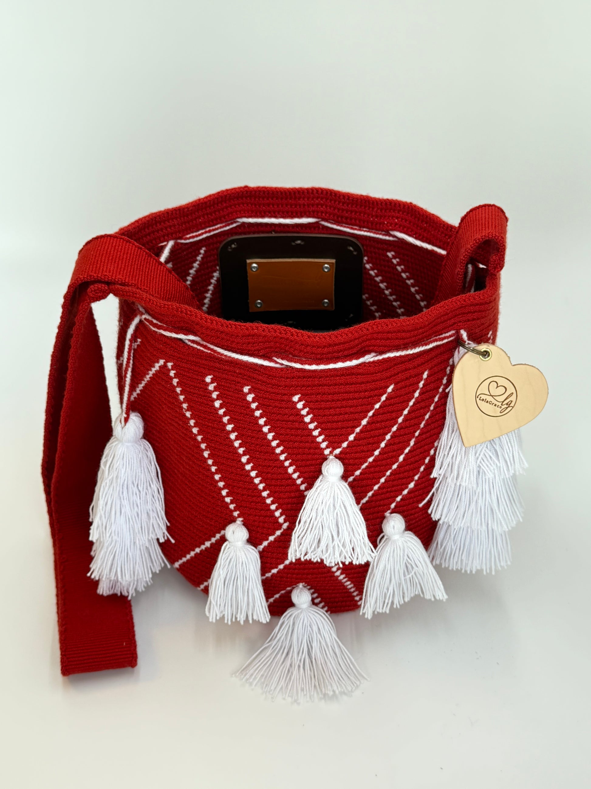 Open Ana Sofía medium Wayuu tas van LolaGrace handgemaakt in Colombia met rood patroon en witte kwasten