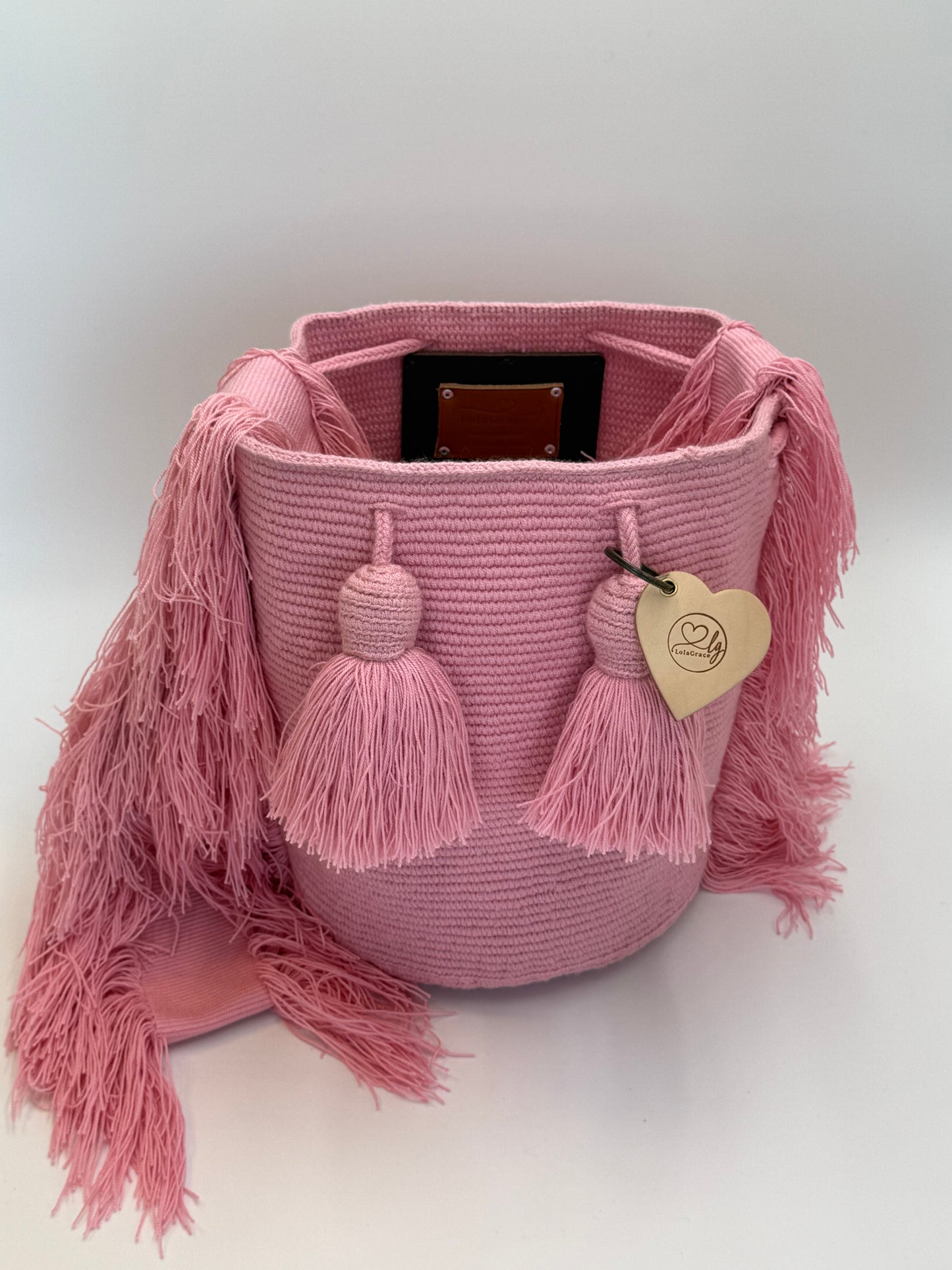 Open Wayuu tas Beatriz Large van LolaGrace in zachtroze met handgeknoopte kwastjes en brede geweven schouderband, authentieke Colombiaanse handtas.