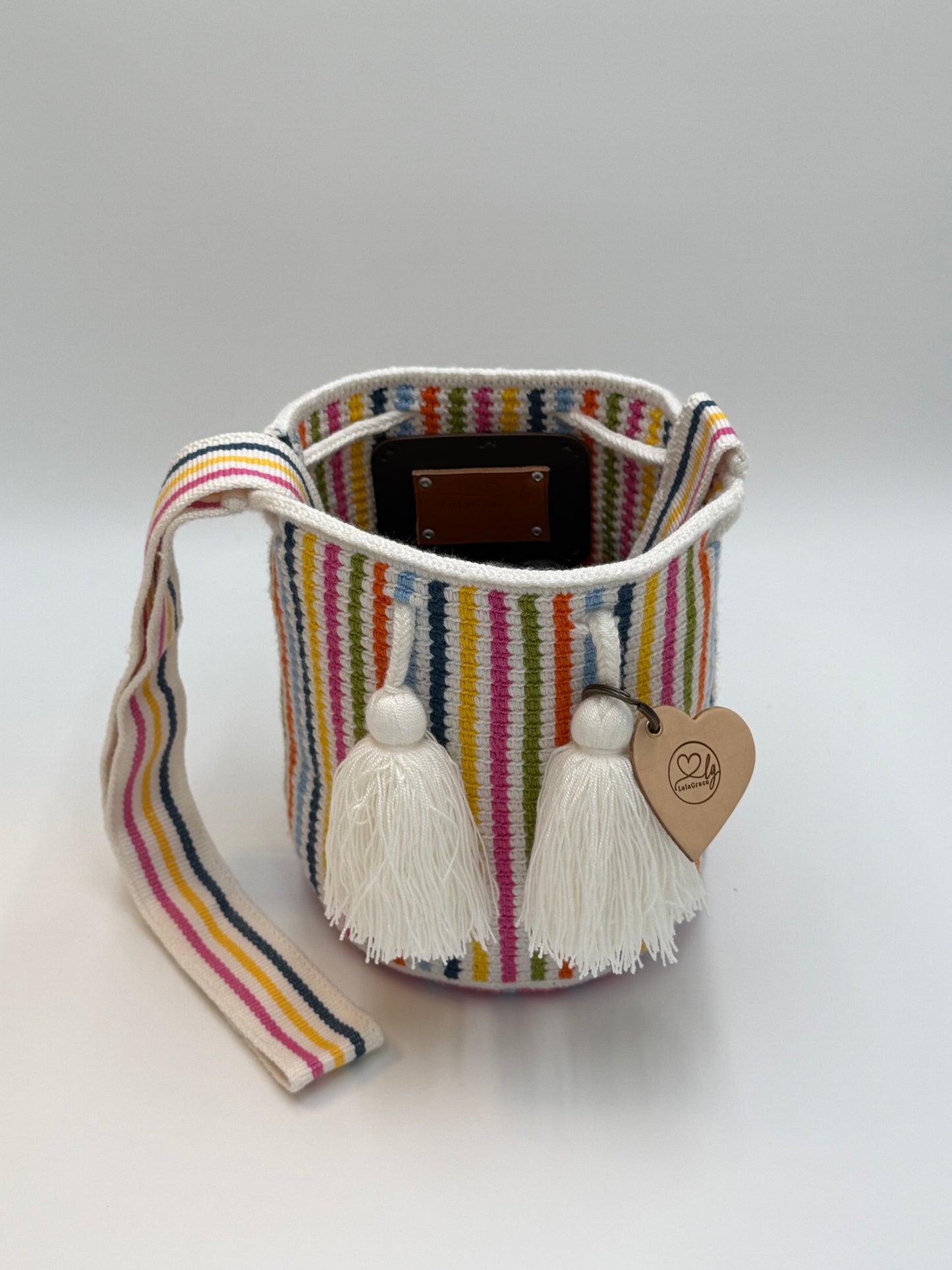 Open Wayuu tas Catalina Sofia Medium van LolaGrace met kleurrijk gestreept patroon, trekkoordsluiting en handgeweven schouderband.