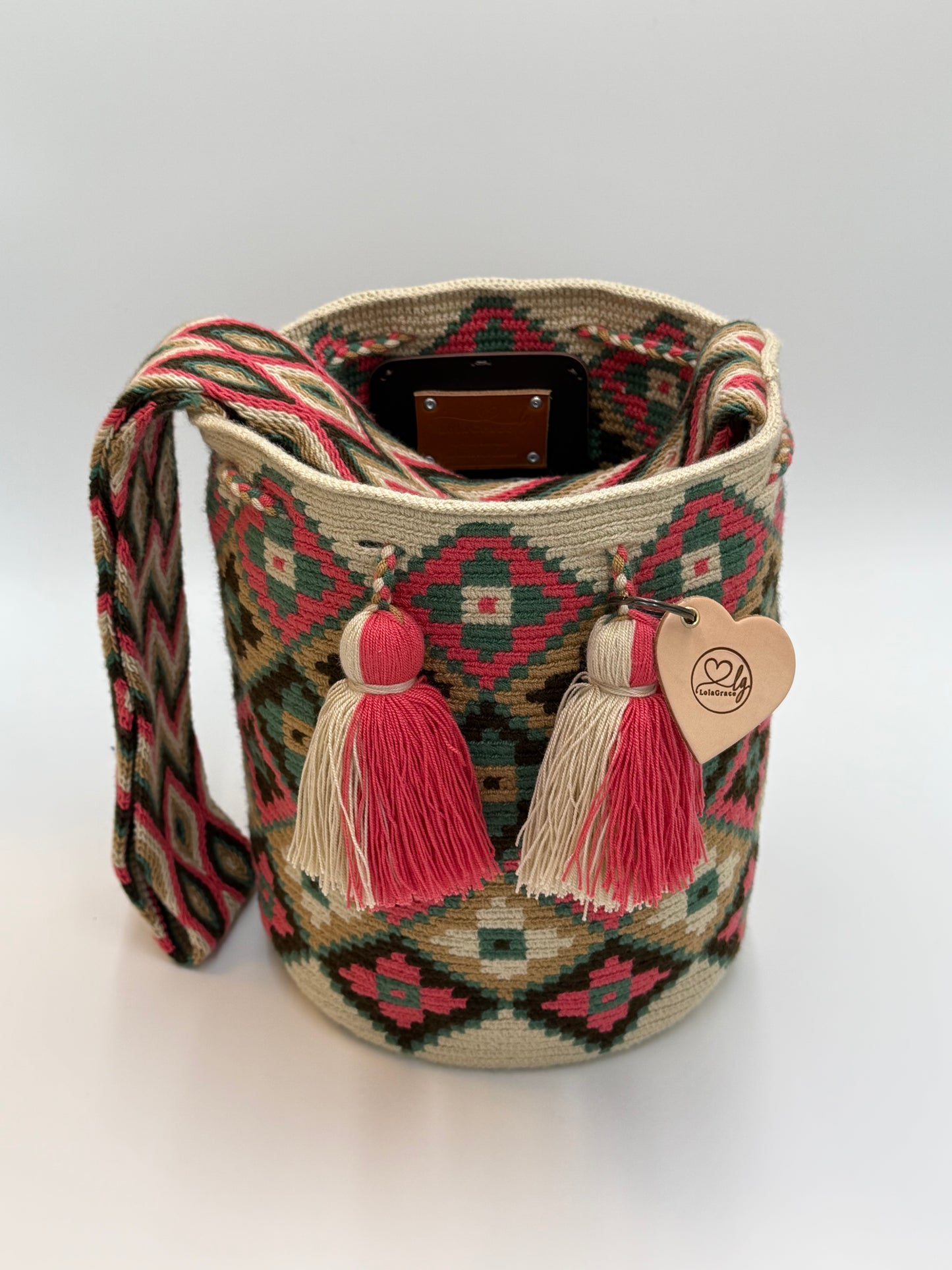 Open Wayuu tas Claudia Large van LolaGrace met kleurrijk traditioneel patroon, trekkoordsluiting en handgeweven schouderband.