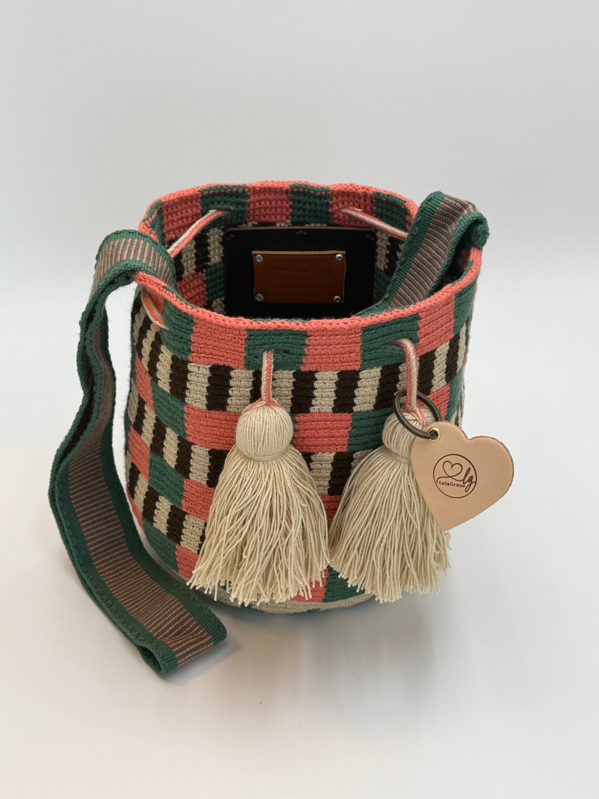 Handgemaakte medium Wayuu tas Eliana met groen-roze design en beige kwastjes, open met zicht op binnenkant