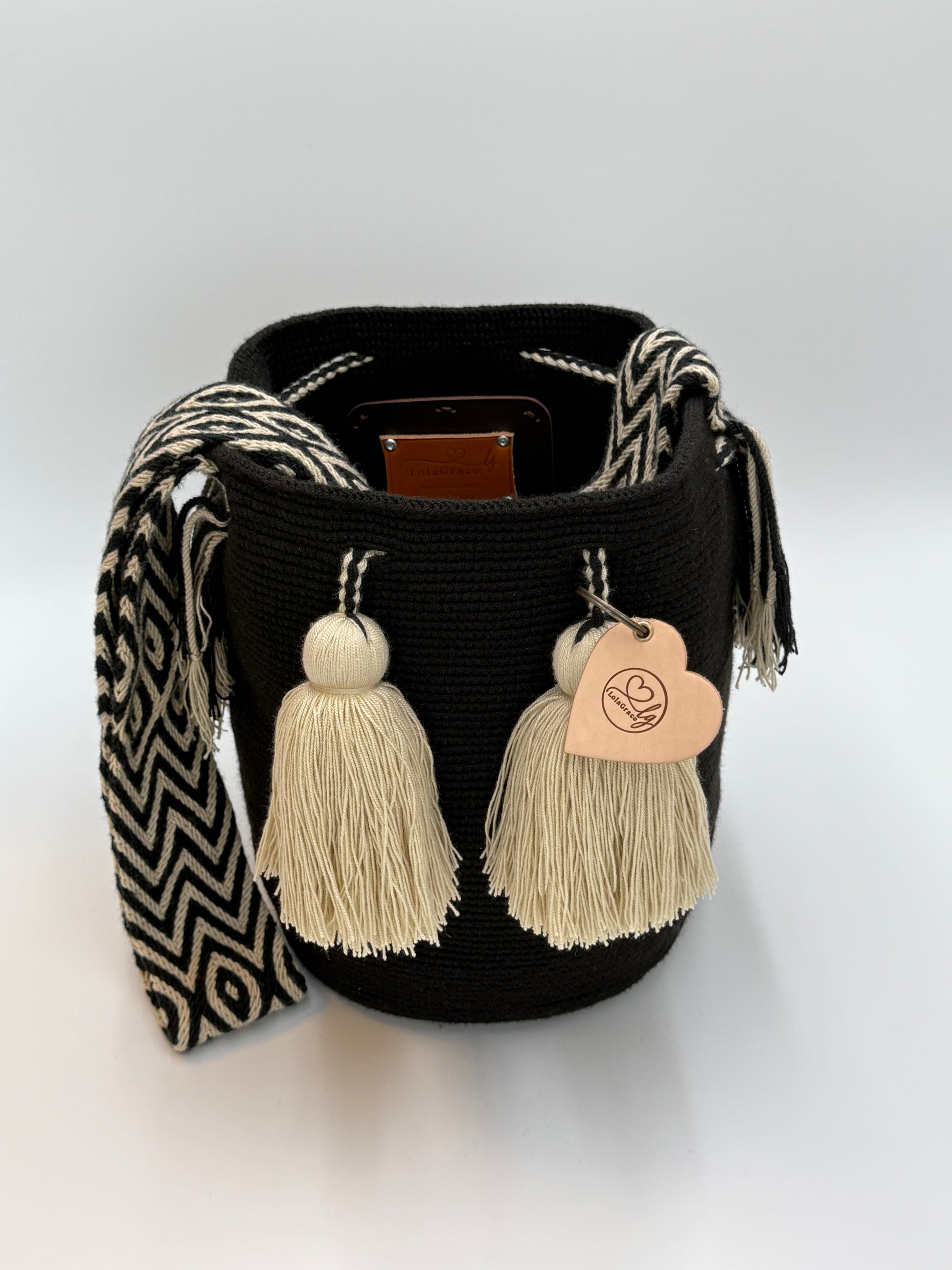 Esmeralda large Wayuu mochila tas van LolaGrace handgemaakt in Colombia met zwart design, gevlochten schouderband en open tas