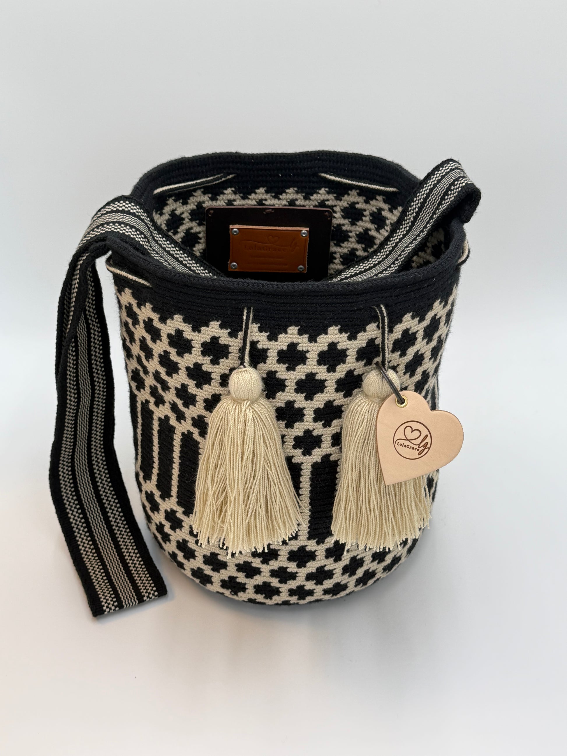 Handgemaakte large Wayuu tas Gloria met zwart-crème design en beige kwastjes, open met zicht op binnenkant