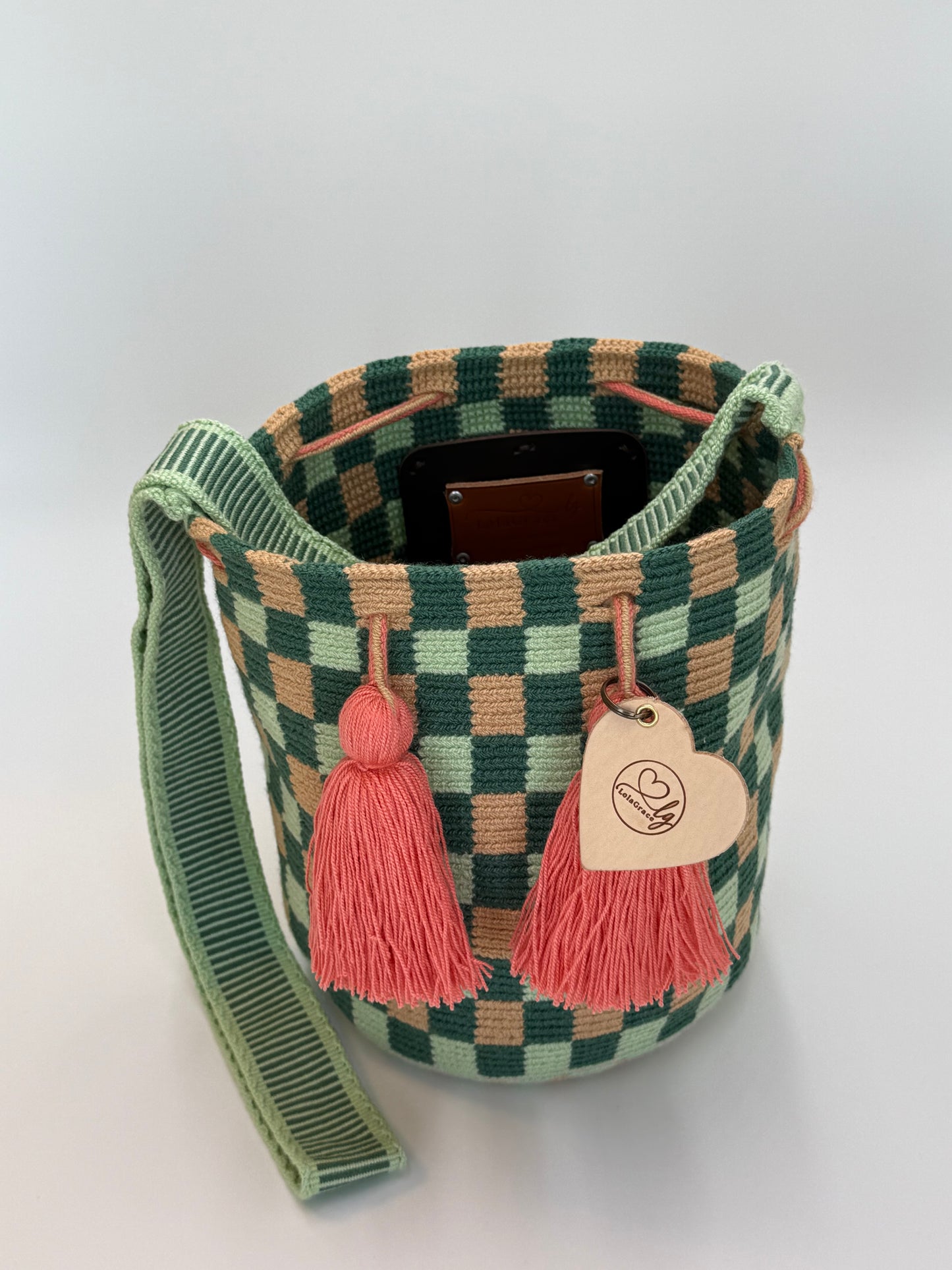 Open Julieta medium Wayuu tas handgemaakt in Colombia van LolaGrace met groen patroon en roze kwasten