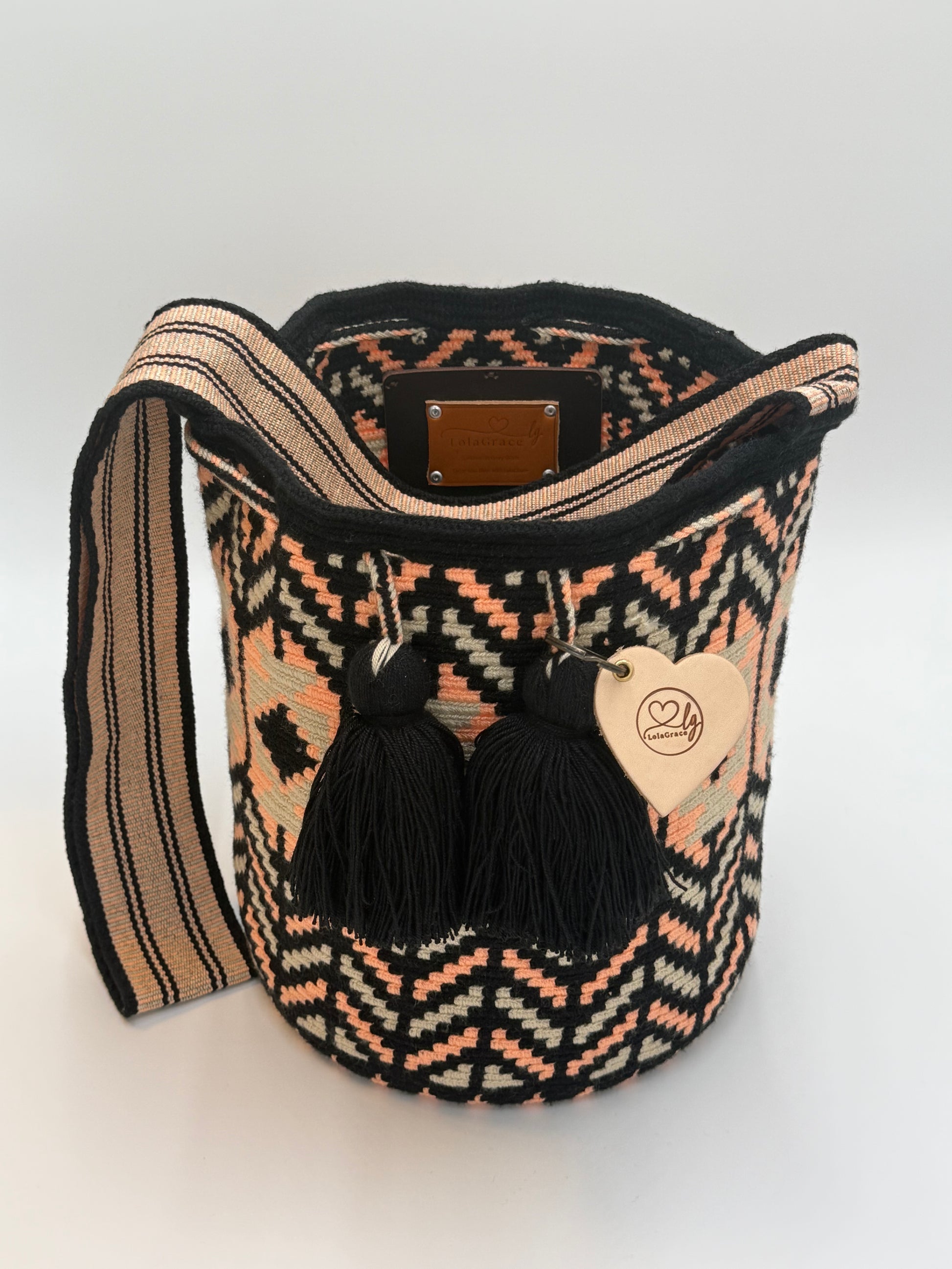 Open Karen Large Wayuu mochila tas van LolaGrace, handgemaakt in Colombia met zwart, perzik en crème geometrisch patroon en zwarte kwasten.