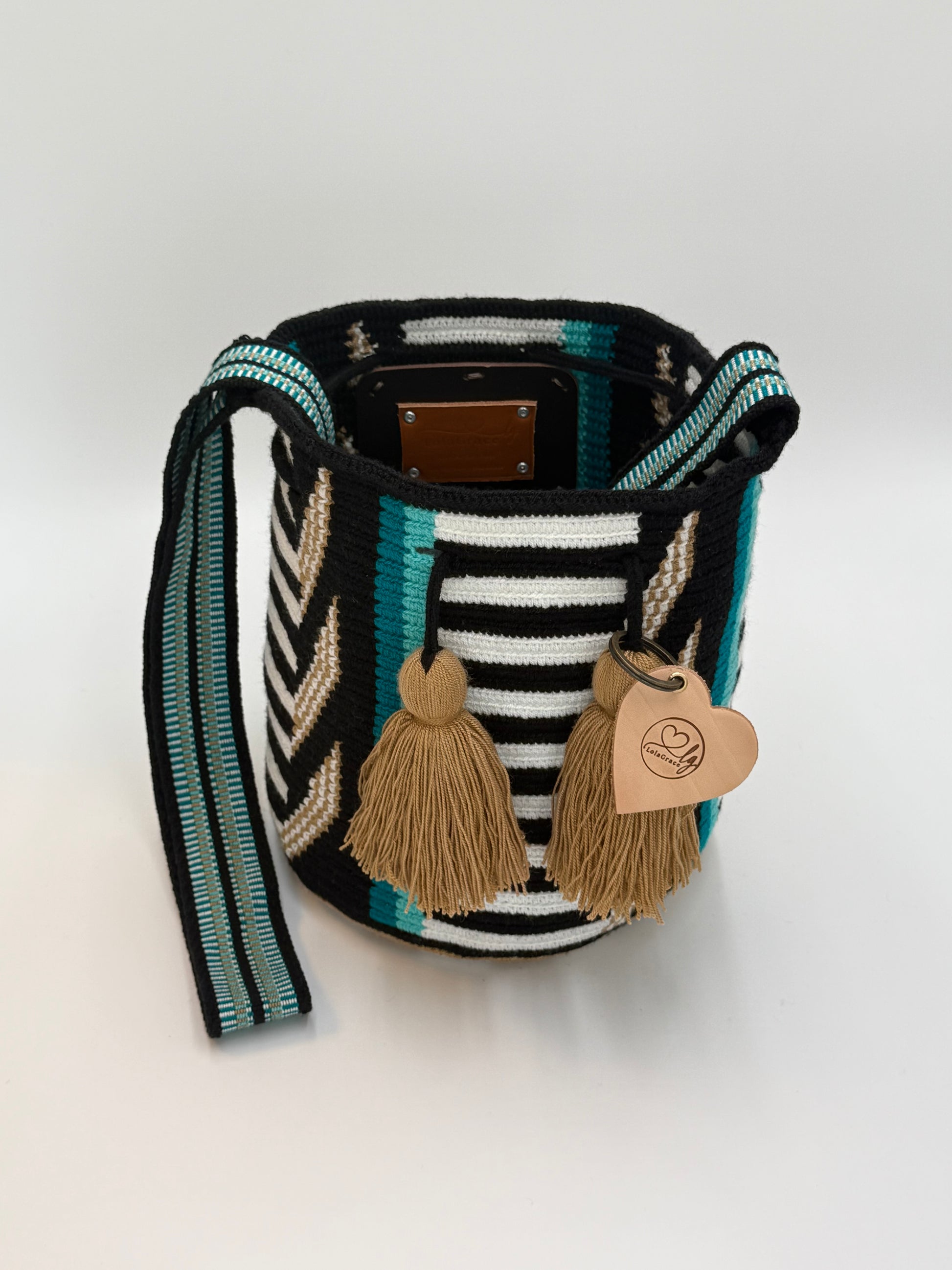 Open Kelly medium Wayuu tas van LolaGrace handgemaakt in Colombia met zwart patroon en turquoise strepen