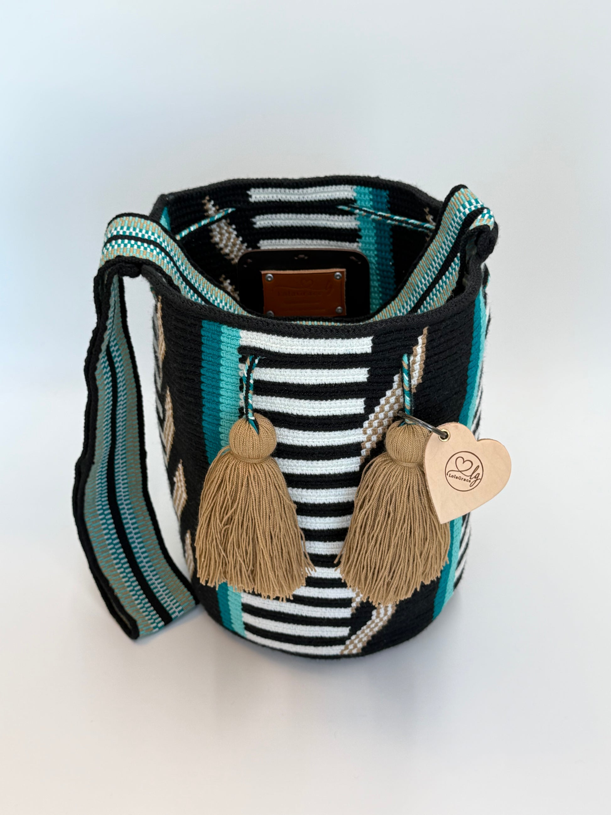 Luz Adriana large Wayuu mochila tas van LolaGrace handgemaakt in Colombia open met zwart wit patroon, turquoise strepen en beige kwasten