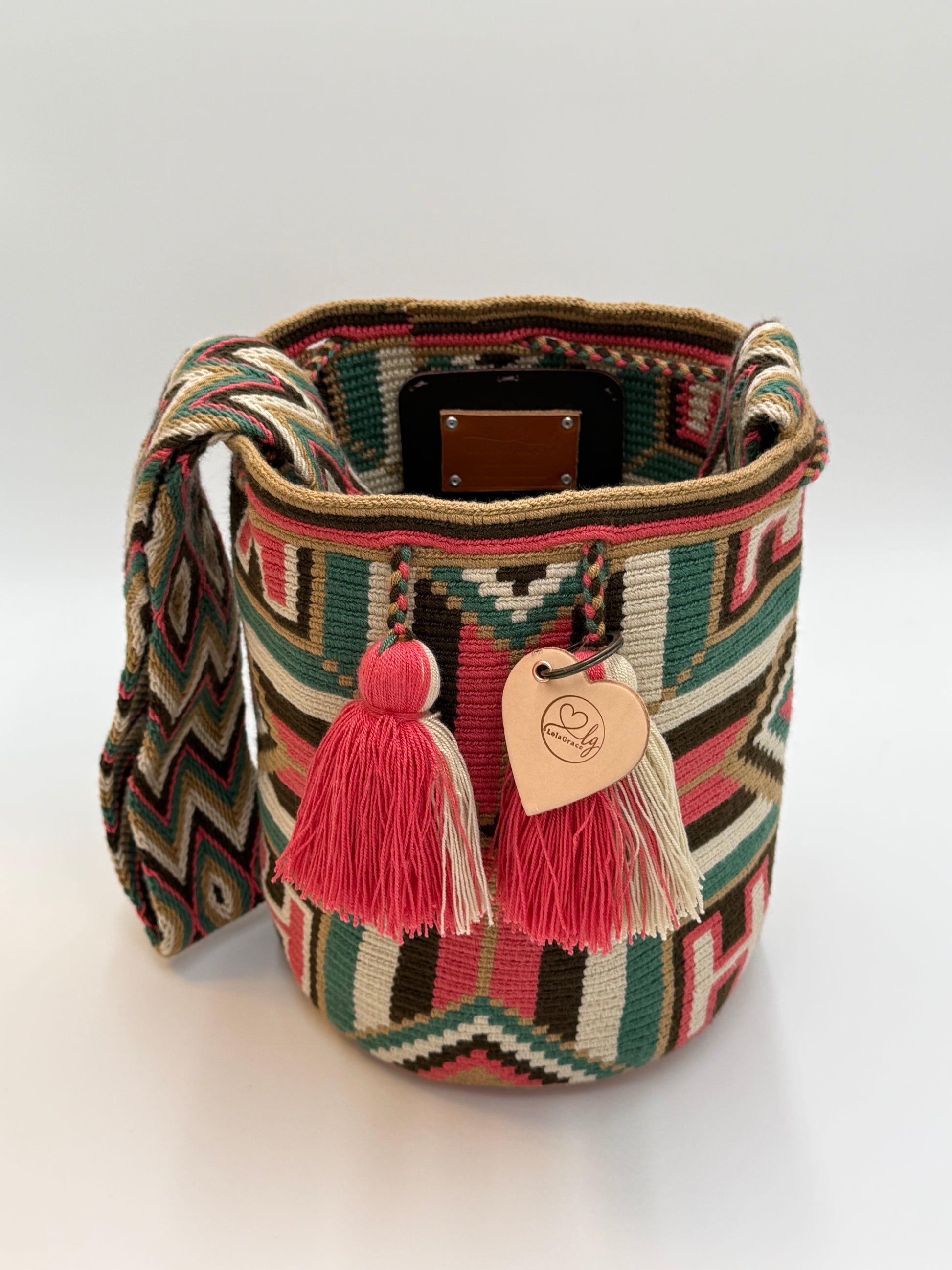 Open Wayuu tas Luz Elena Large van LolaGrace met kleurrijk geometrisch patroon, trekkoordsluiting en handgeweven schouderband.