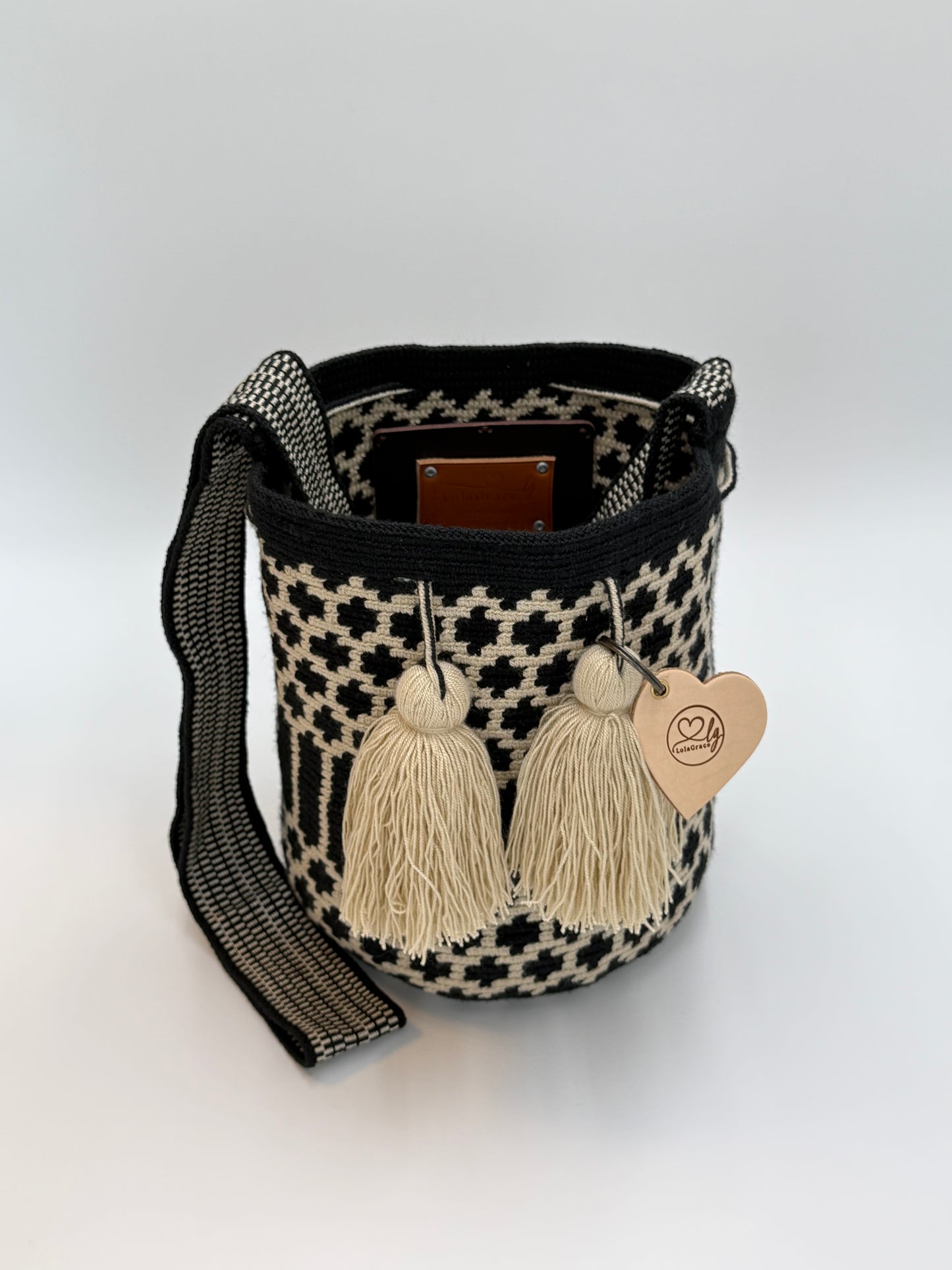Geopende medium Miriam Wayuu tas met zicht op de ruime binnenkant en verfijnd handgeweven detail