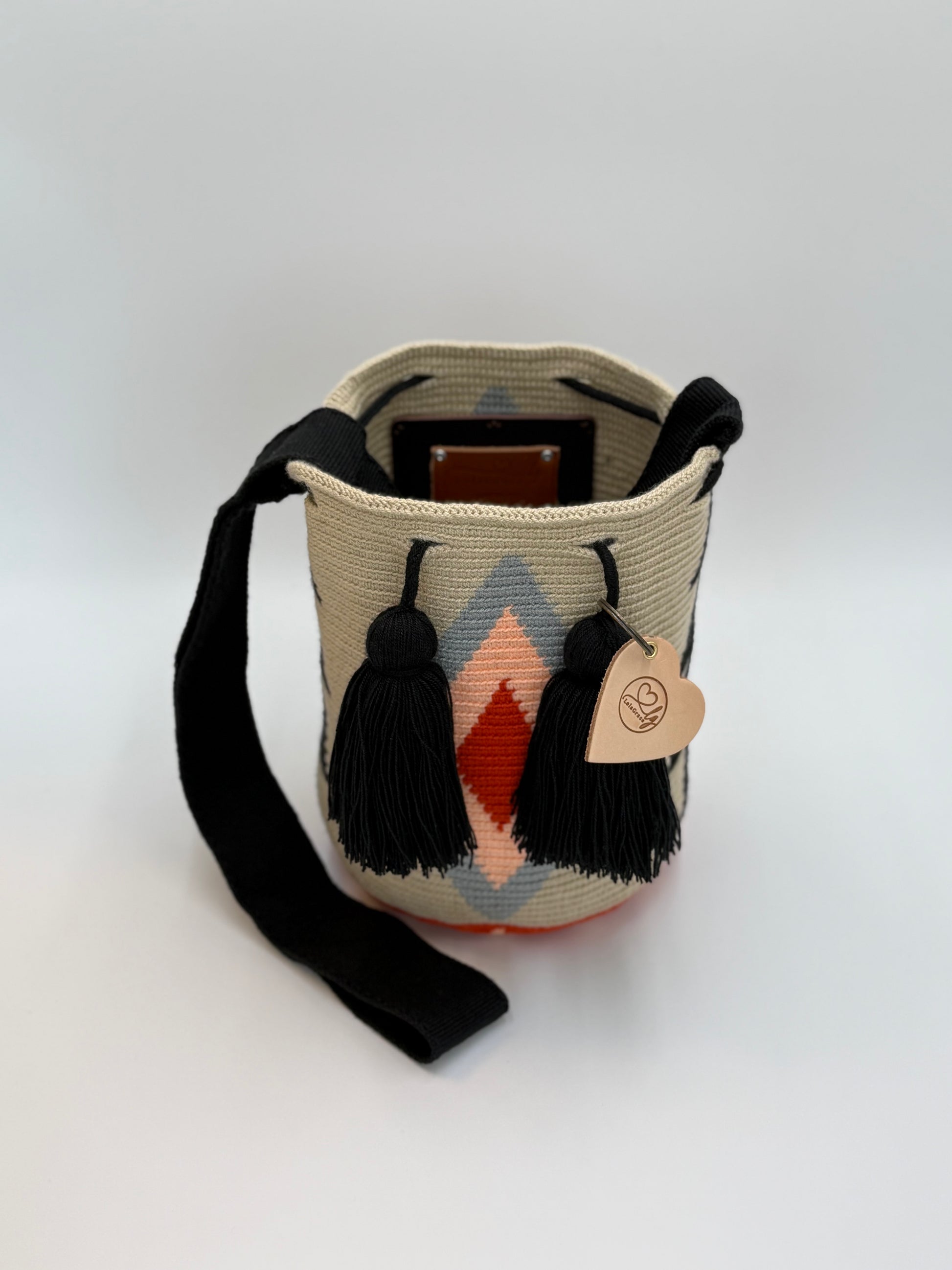 Wayuu tas Nayibe van bovenaf met zicht op de binnenruimte en het contrasterende handgeweven patroon