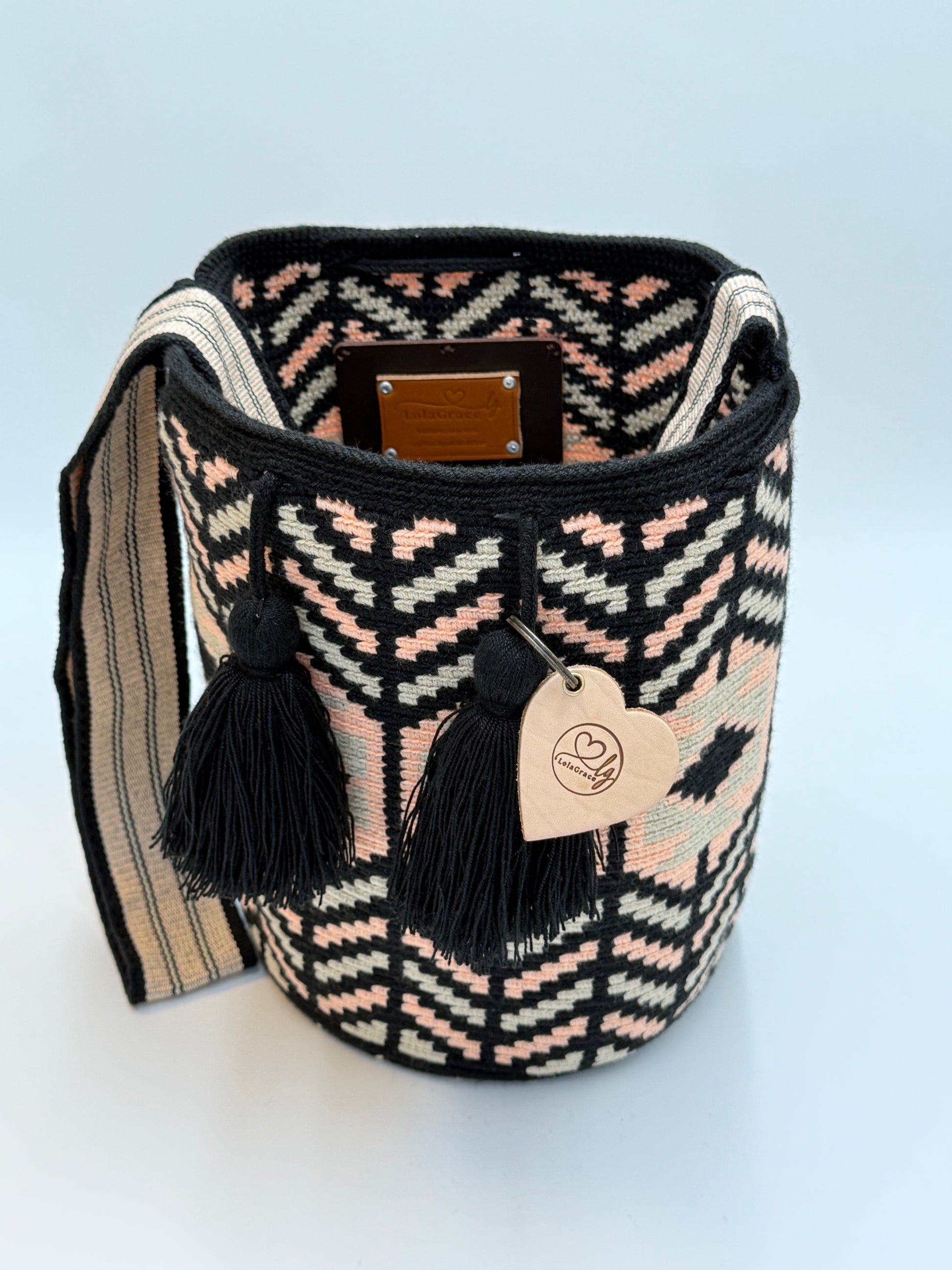 Open handgemaakte Wayuu tas Olga Large van LolaGrace met zwart-crème geometrisch patroon, zwarte kwastjes en geweven schouderband.
