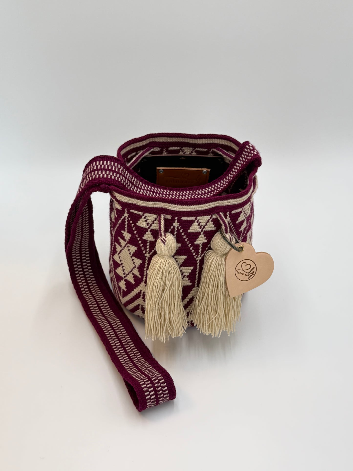 Bovenaanzicht van de compacte Wayuu tas Rosa Maria met zicht op de binnenruimte en het ambachtelijke weefwerk