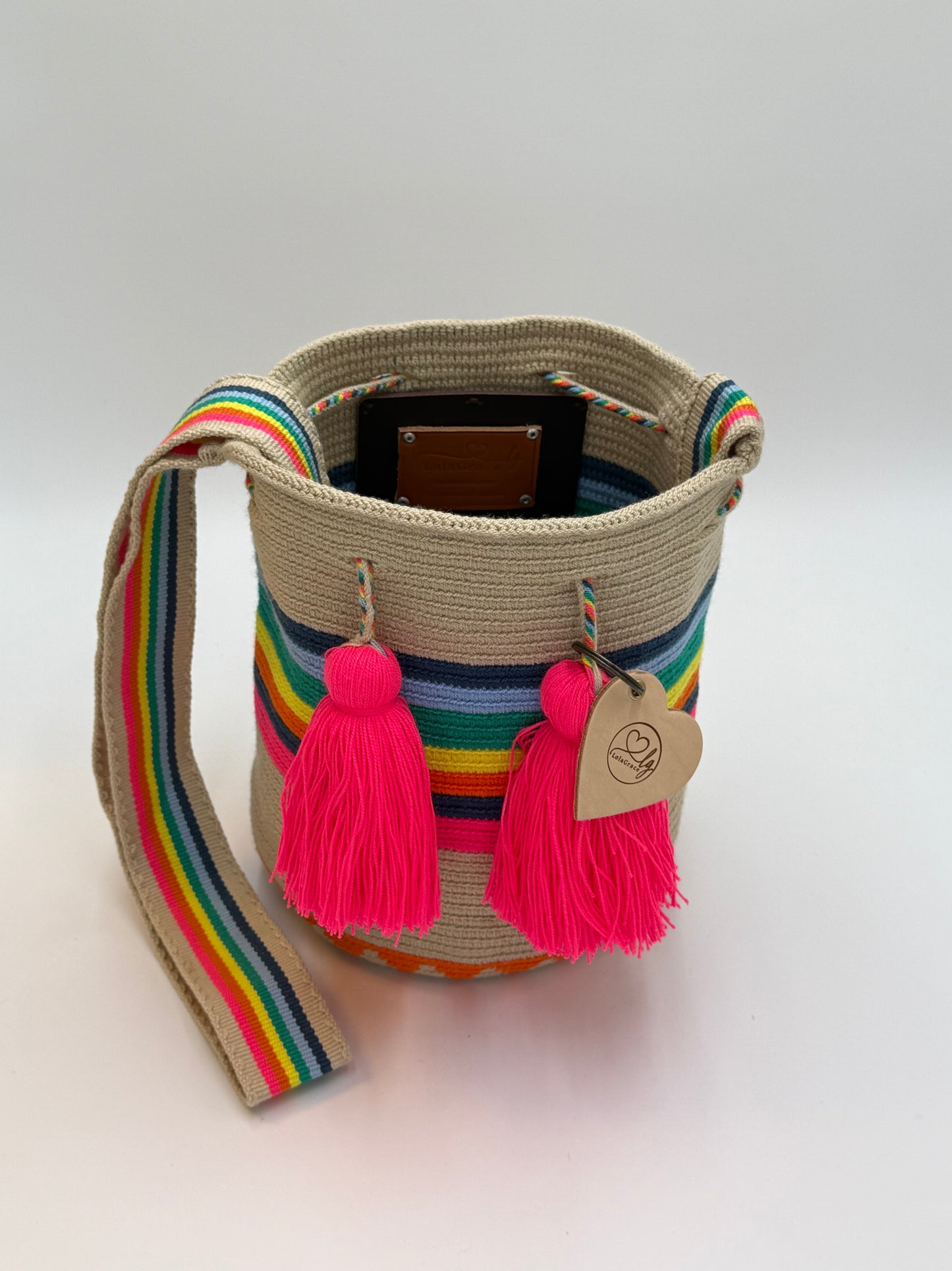 Handgemaakte medium Wayuu tas Samanta met kleurrijk design en roze kwastjes, open met zicht op binnenkant