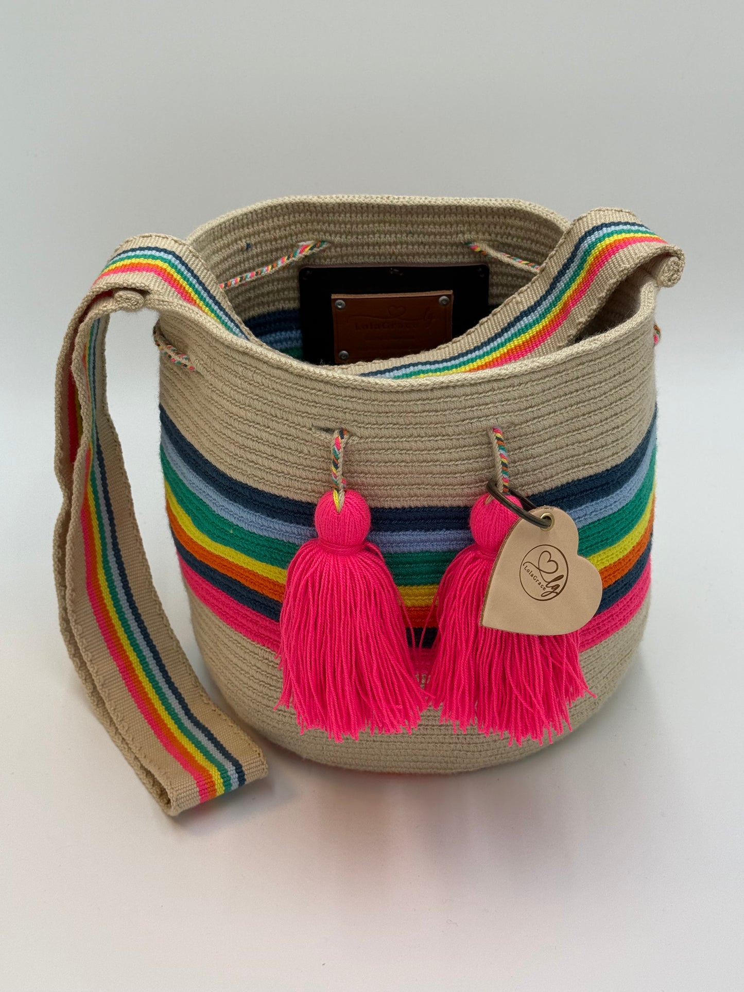 Handgemaakte large Wayuu tas Sofía Andrea met kleurrijk design en roze kwastjes, open met zicht op binnenkant