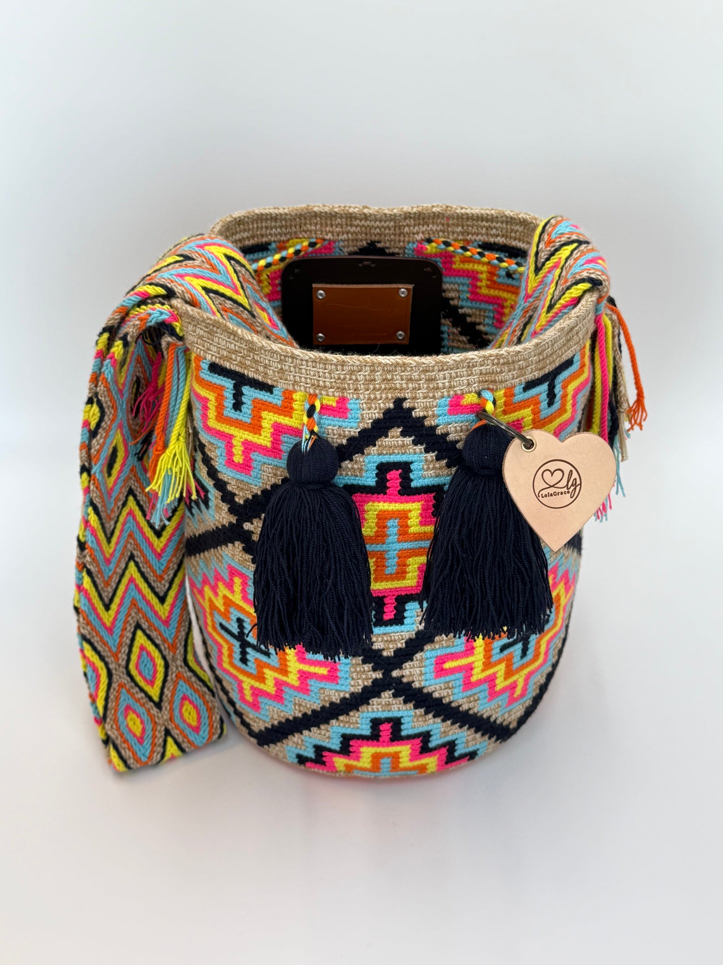 Open Teresa Large Wayuu mochila tas van LolaGrace van bovenaf met handgemaakt Wayuu patroon en kleurrijke details.