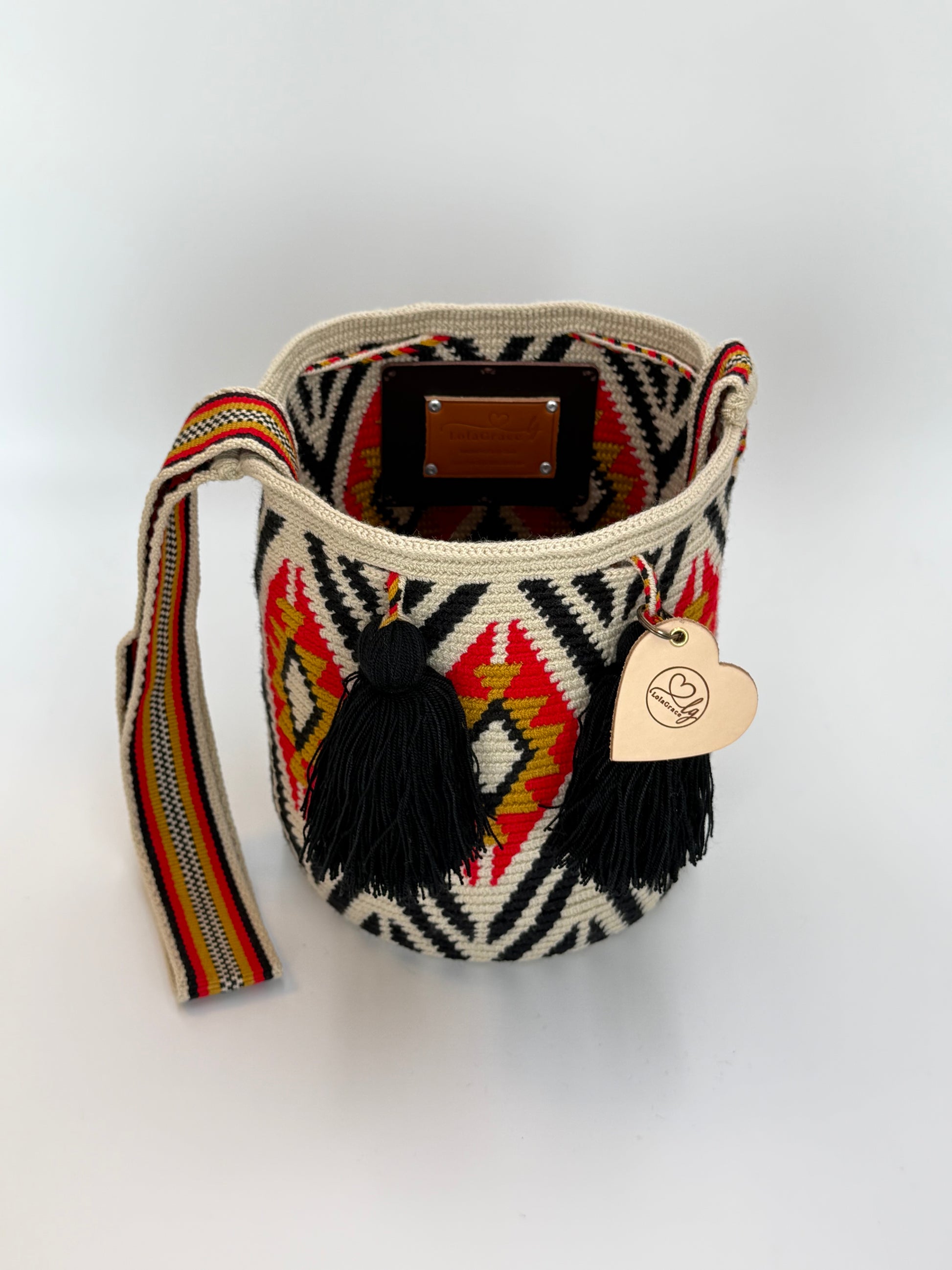 Valentina María medium Wayuu tas van LolaGrace handgemaakt in Colombia met zwart-wit patroon rode details en zwarte kwasten open