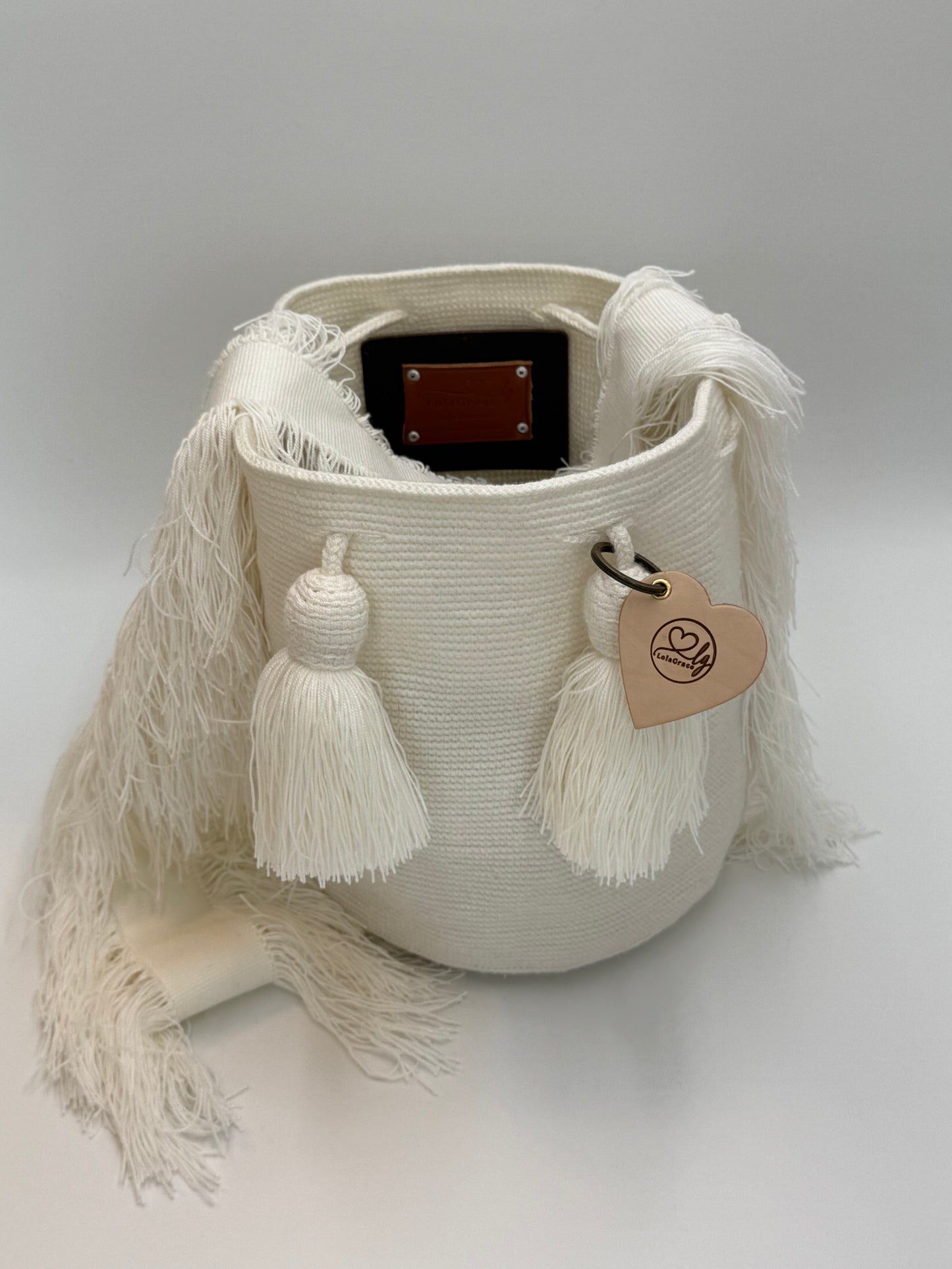 Bovenaanzicht van de Wayuu tas Yamile met ruime opening en verfijnde handgeweven afwerking in wit