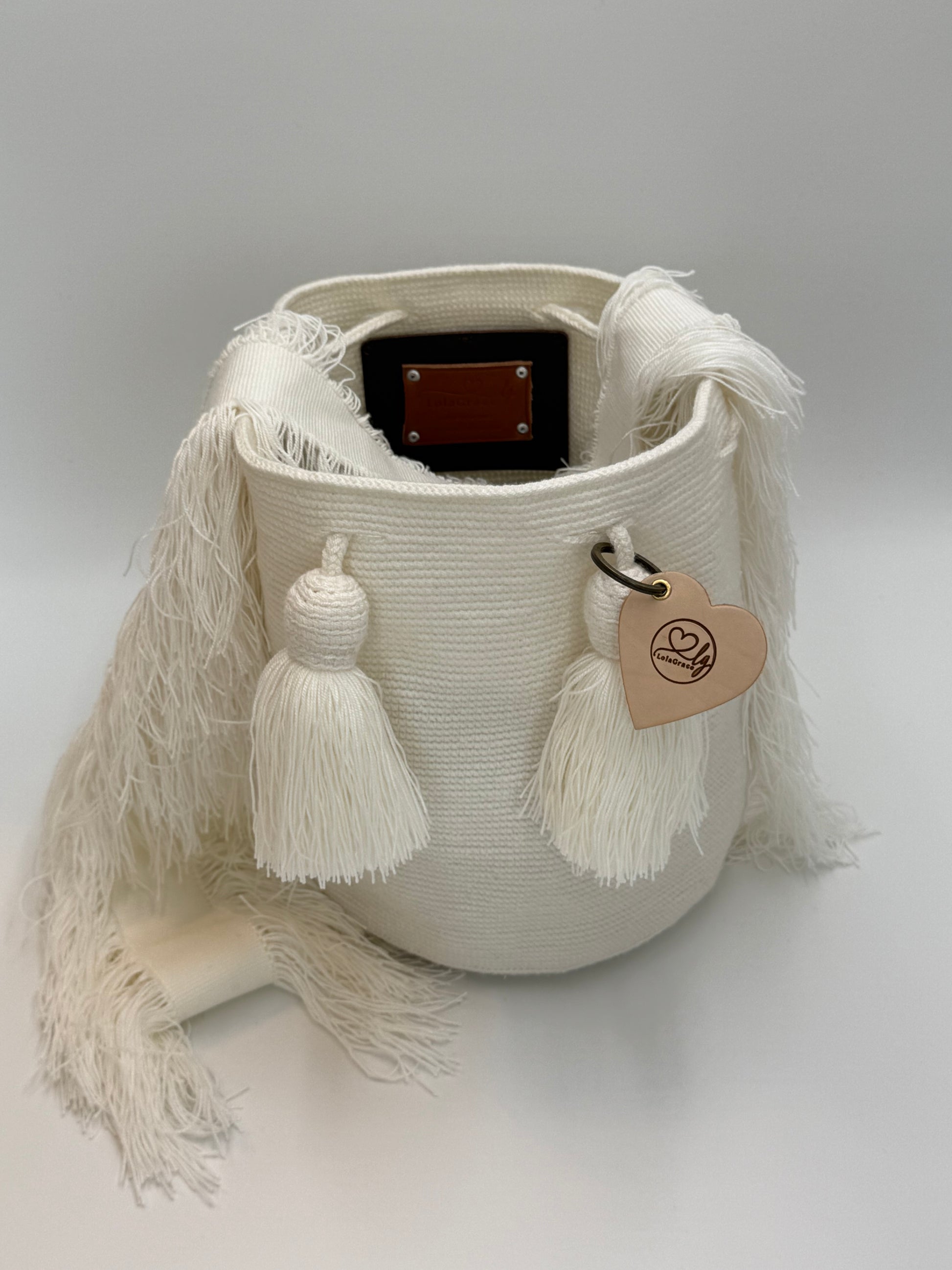 Bovenaanzicht van de Wayuu tas Yamile met ruime opening en verfijnde handgeweven afwerking in wit