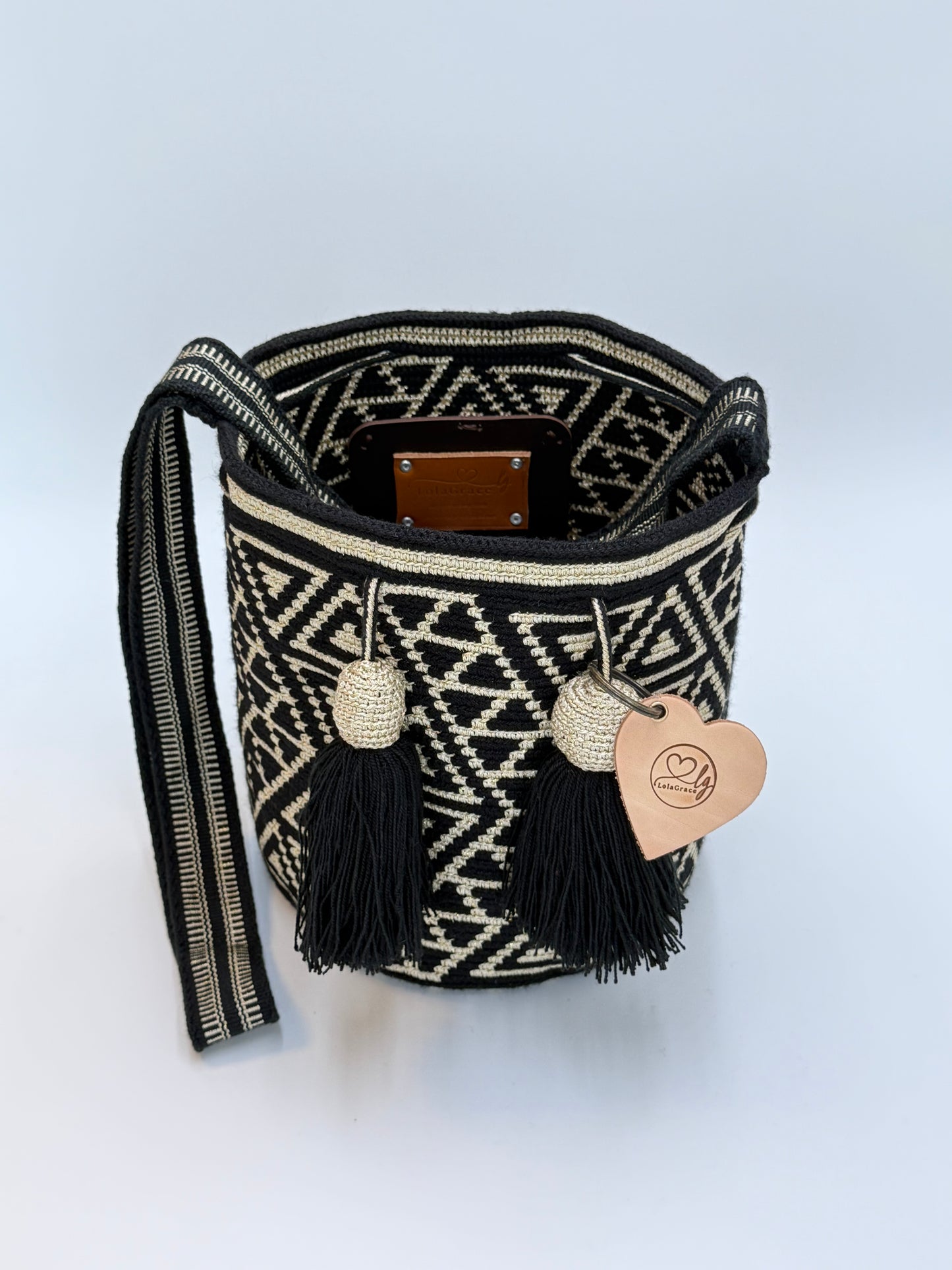 Yurany medium Wayuu mochila tas van LolaGrace handgemaakt in Colombia met zwart-wit geometrisch patroon en open tas