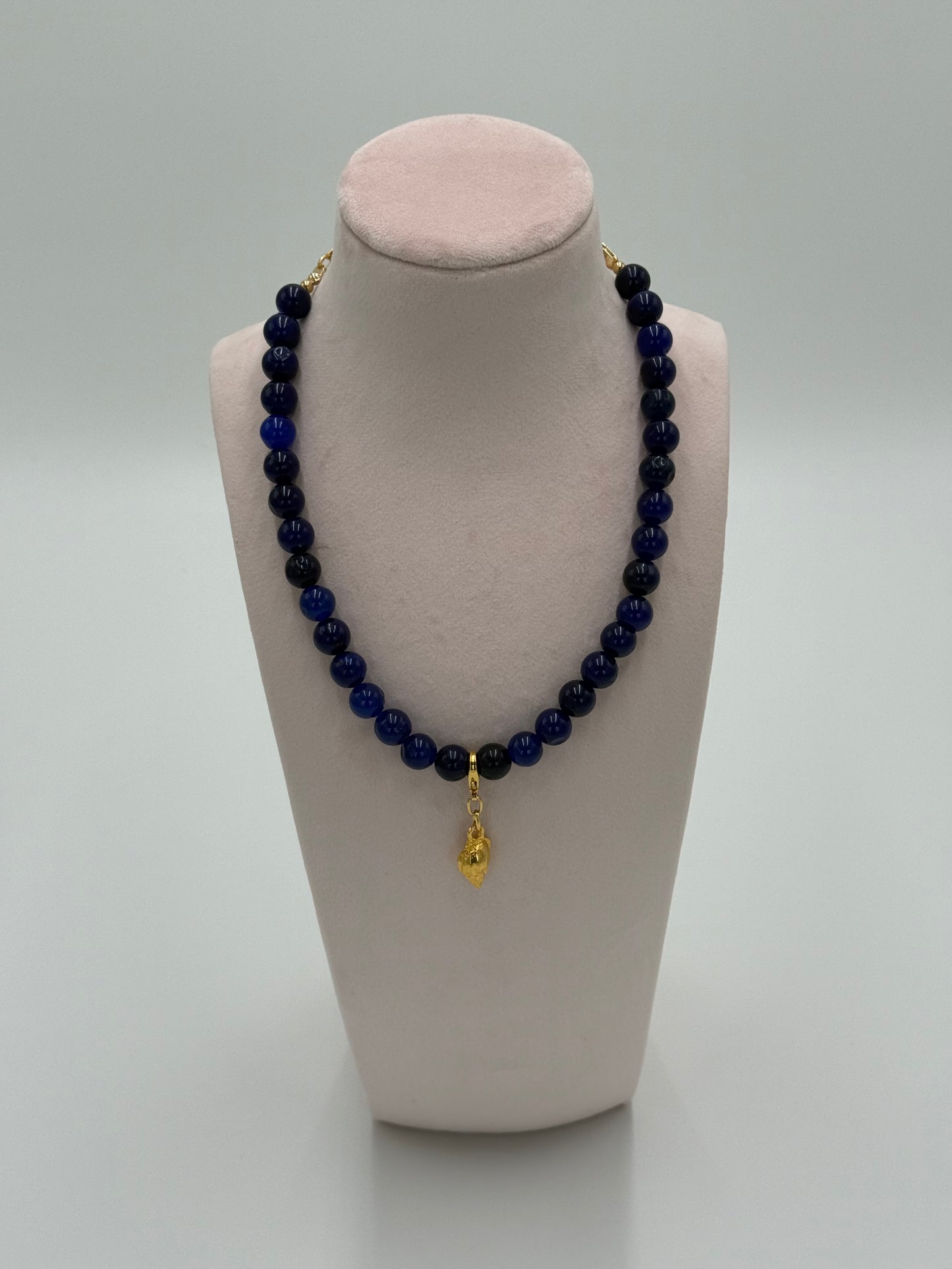 Leticia ketting handgemaakt blauwe jade kralen met vergulde schelpbedel brons 24k goud LolaGrace