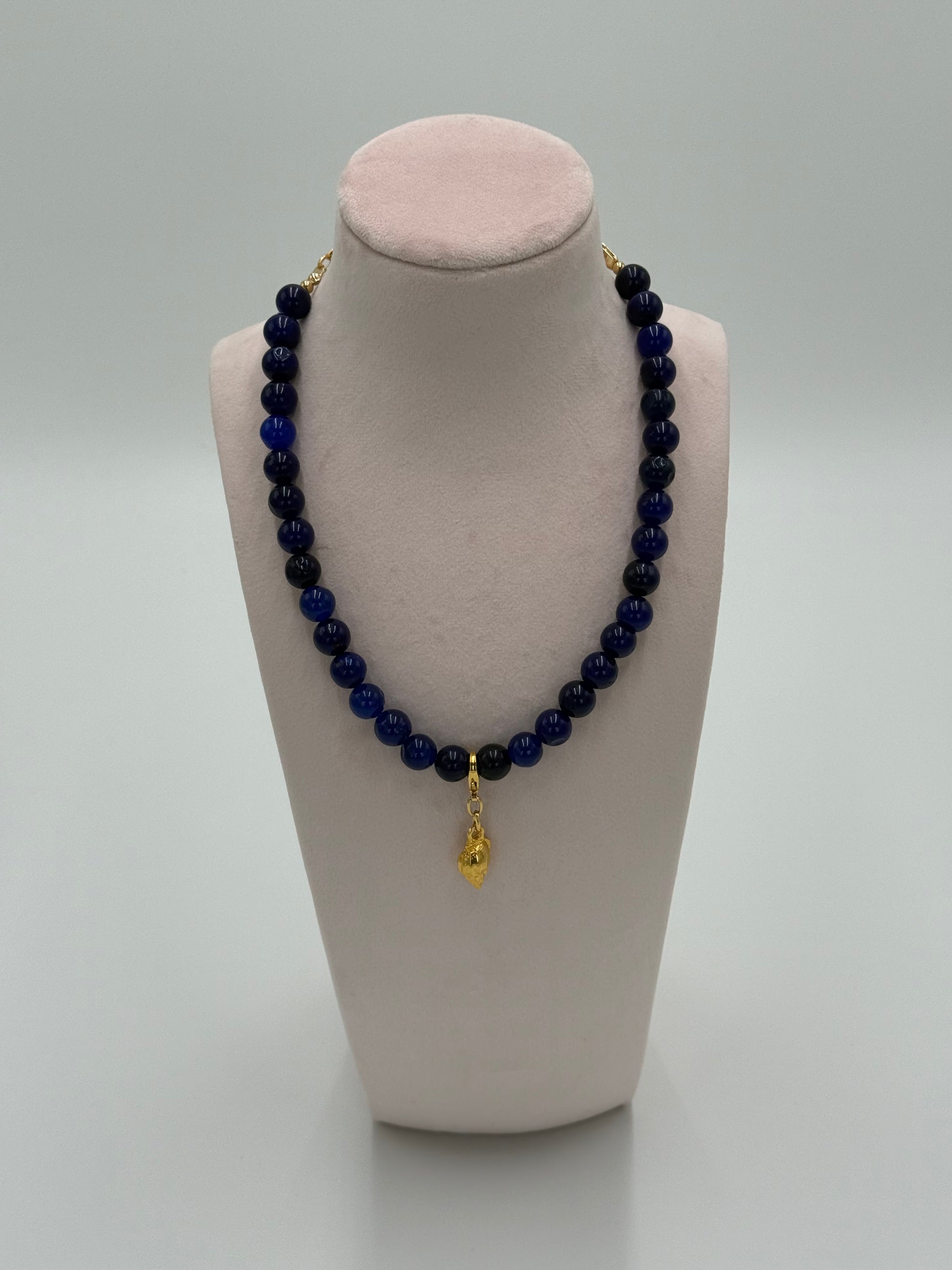 Leticia ketting handgemaakt blauwe jade kralen met vergulde schelpbedel brons 24k goud LolaGrace