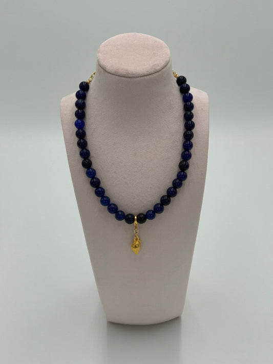 Leticia ketting handgemaakt blauwe jade kralen met vergulde schelpbedel brons 24k goud LolaGrace