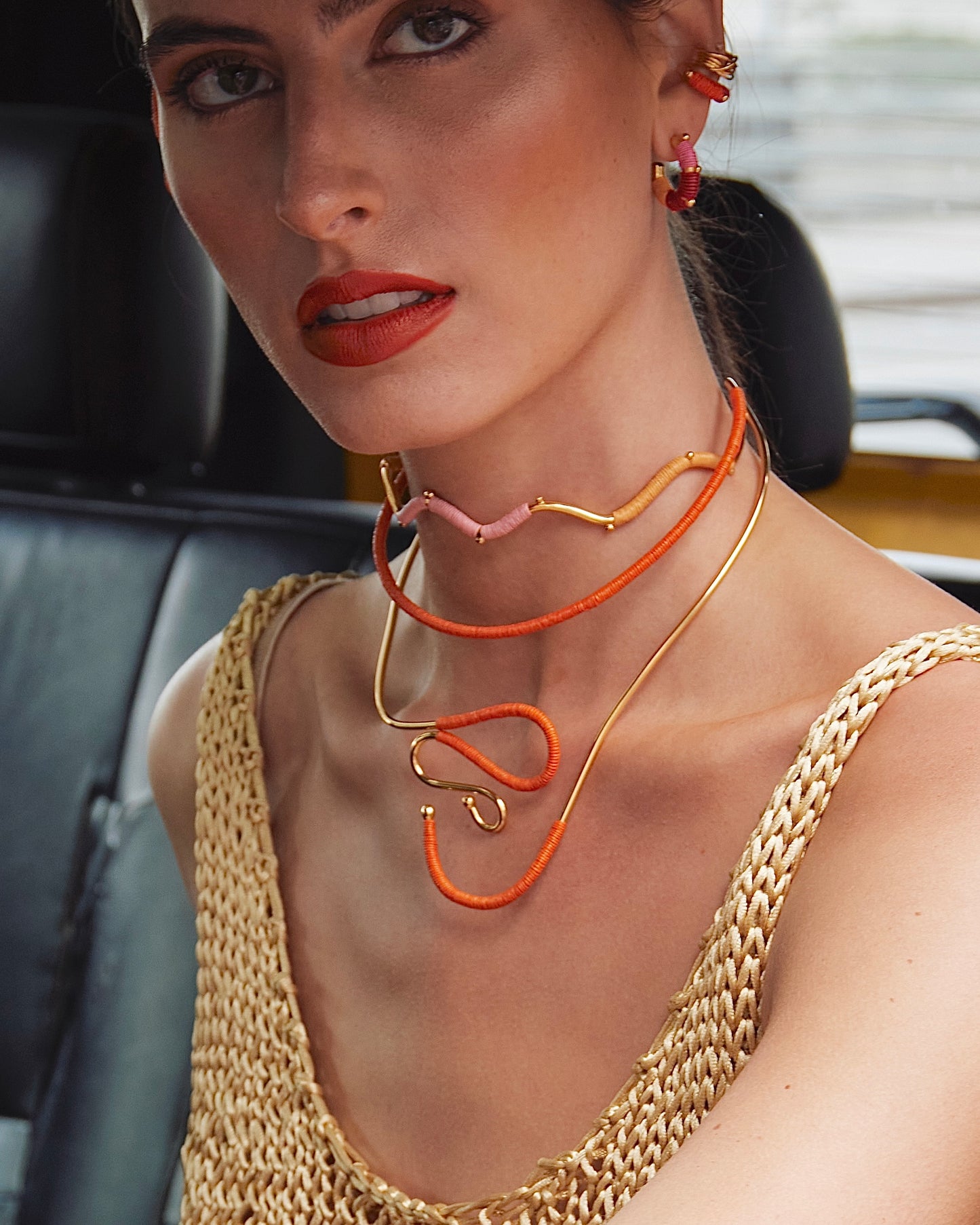 Guatapé choker gedragen model handgemaakte ketting verguld brons Werregué palmvezel oranje LolaGrace