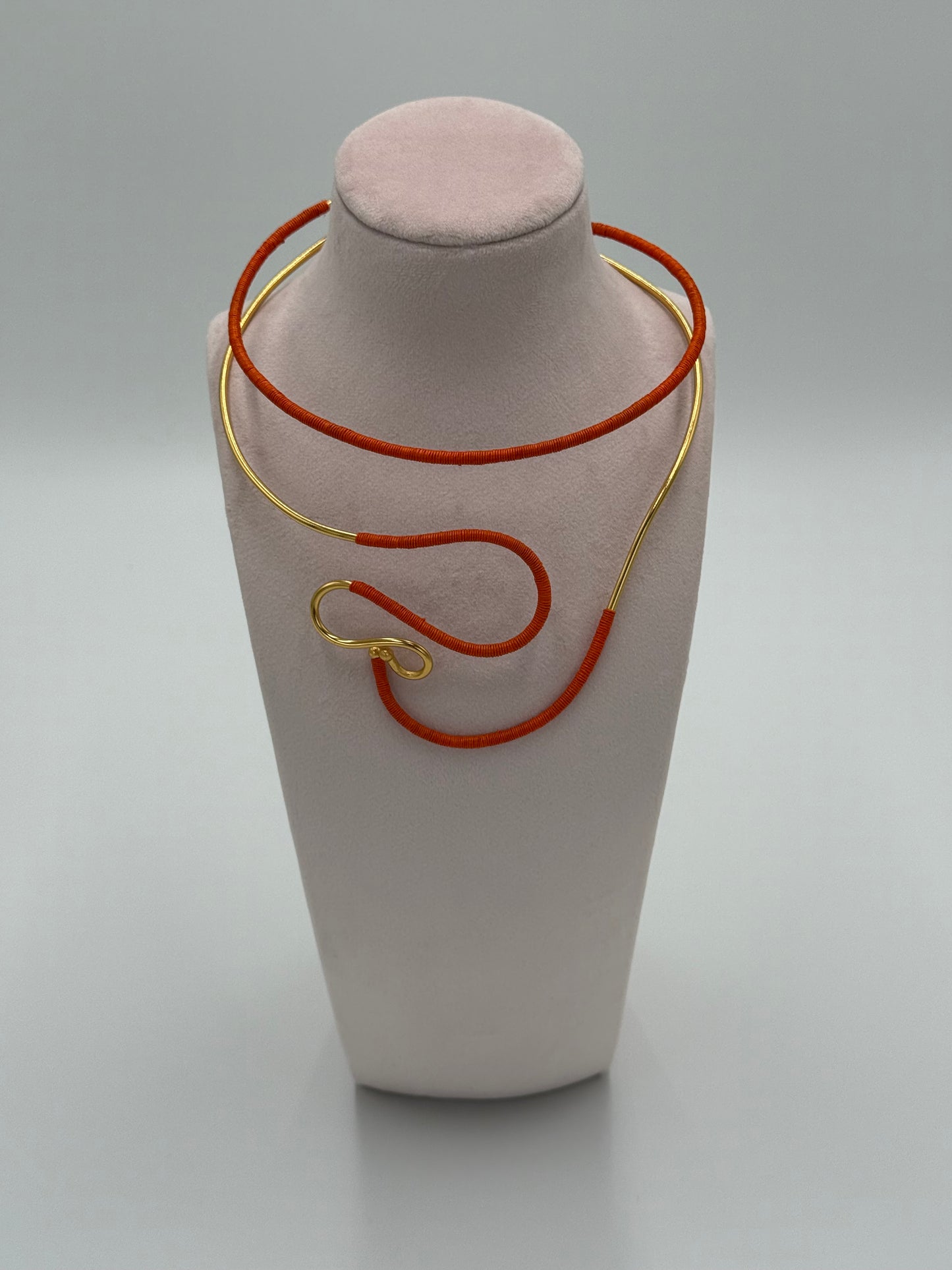 Guatapé choker handgemaakt verguld brons Werregué palmvezel ketting LolaGrace oranje goud