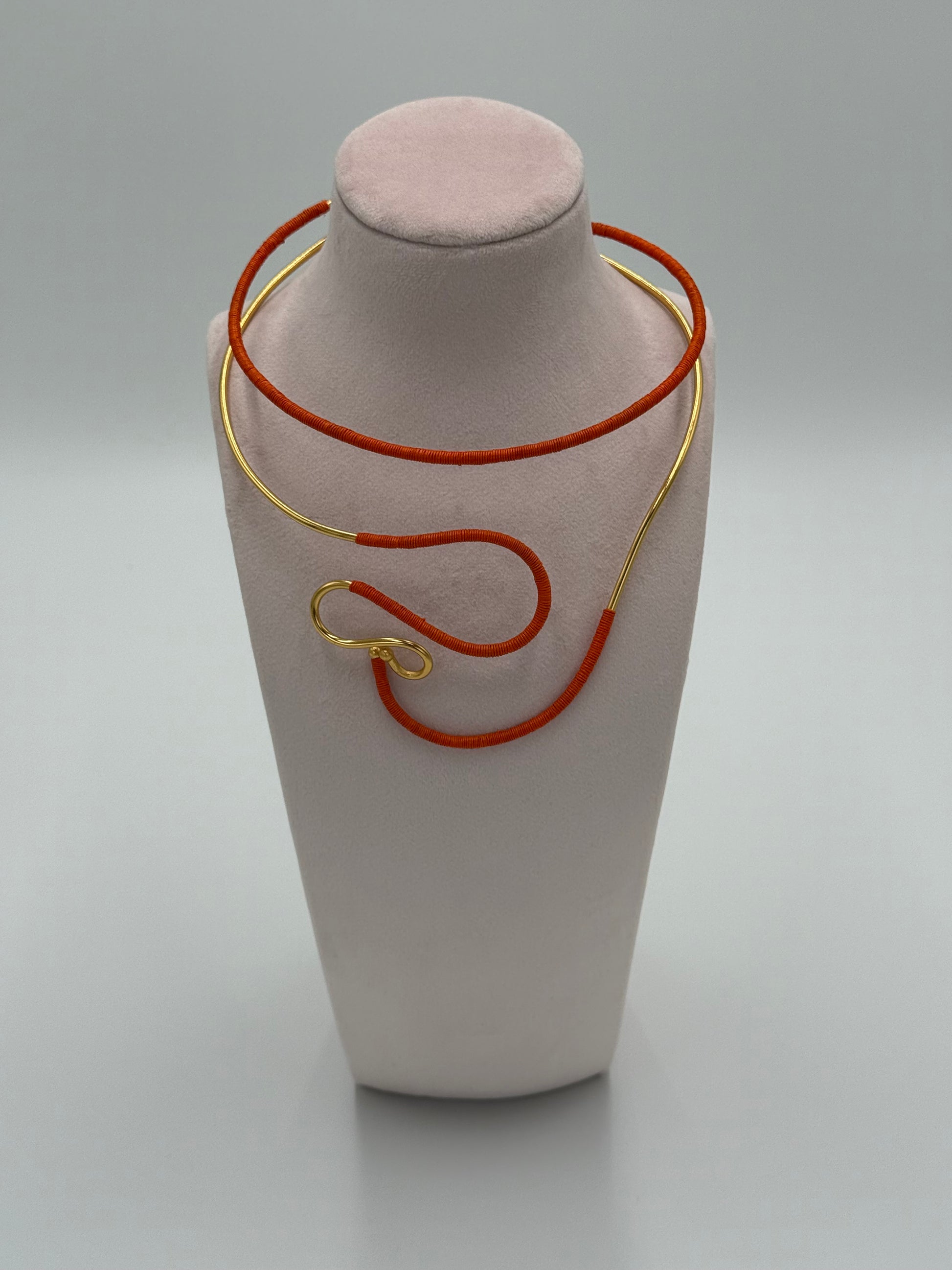 Guatapé choker handgemaakt verguld brons Werregué palmvezel ketting LolaGrace oranje goud