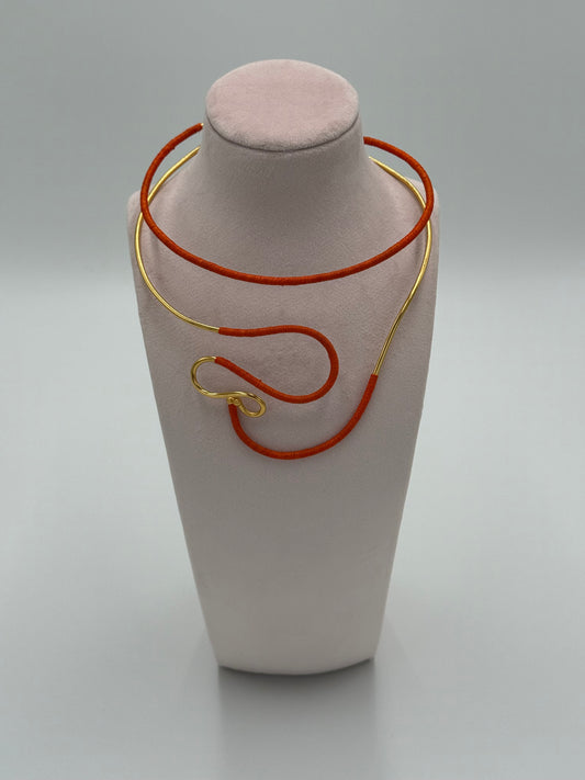 Guatapé choker handgemaakt verguld brons Werregué palmvezel ketting LolaGrace oranje goud