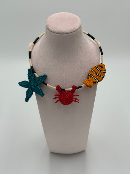 Salento choker handgemaakt Werregué palmvezel ketting met zeester krab en vis bedels kleurrijk LolaGrace