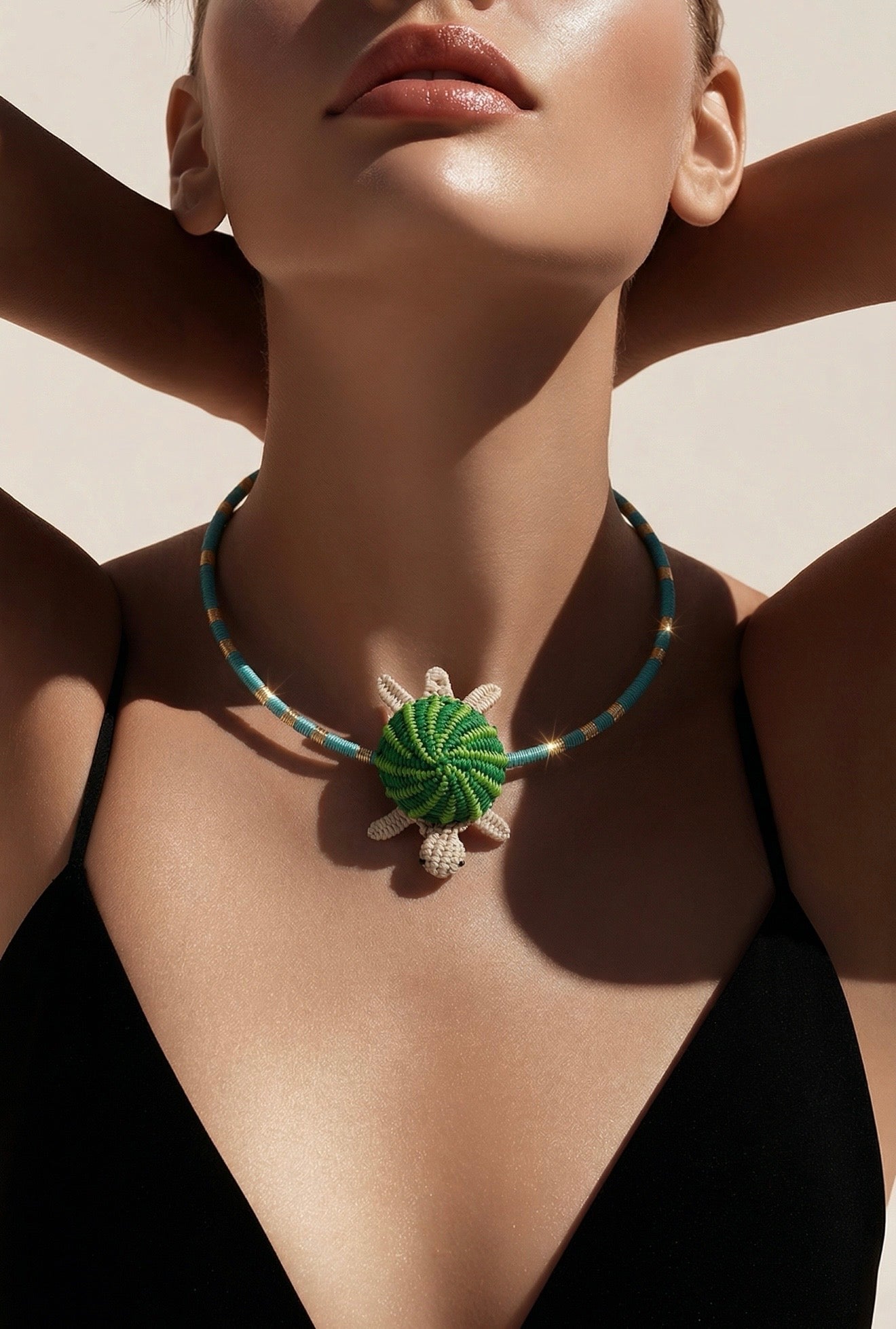 Cali choker gedragen model ketting met schildpad bedel Werregué palmvezel groen LolaGrace