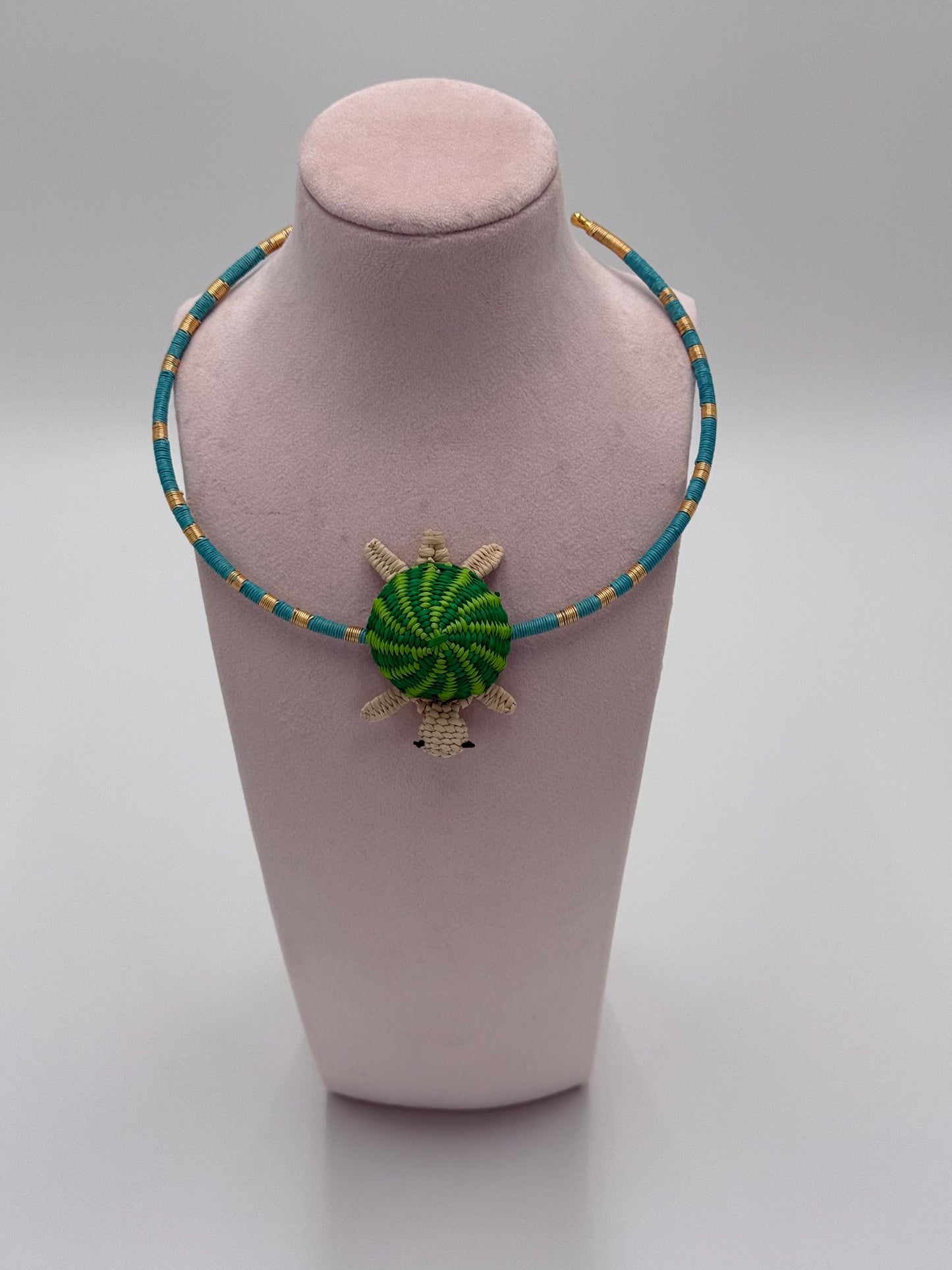 Cali choker handgemaakt Werregué palmvezel ketting met schildpad bedel groen LolaGrace