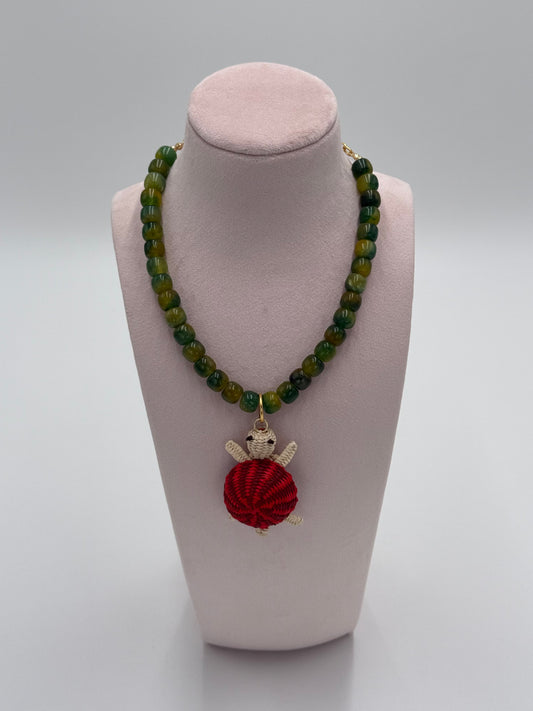 Medellín ketting handgemaakt groene jade kralen met schildpad bedel Werregué palm en verguld brons 24k goud