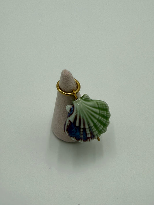 schelp bedel keramiek groen blauw handgemaakt kettingbedel met vergulde ophangring sieraden