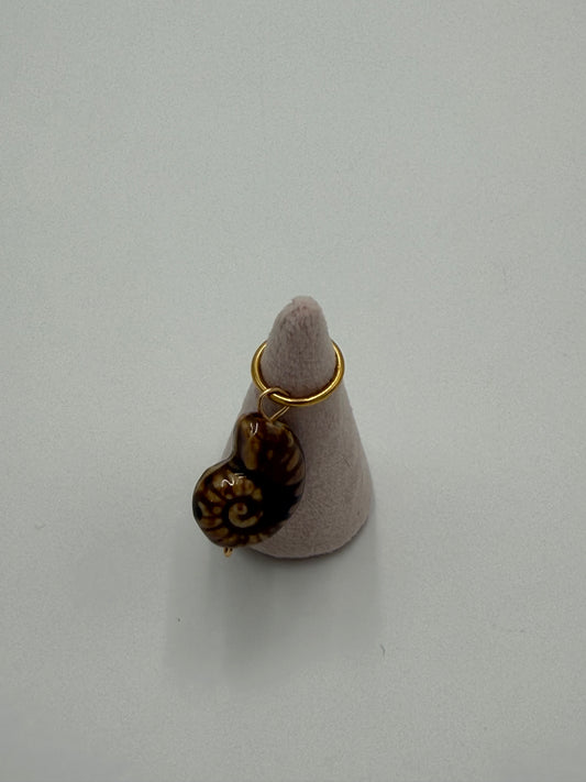 slak schelp bedel keramiek handgemaakt bruin met spiraalvorm en goud vergulde ophangring sieraden