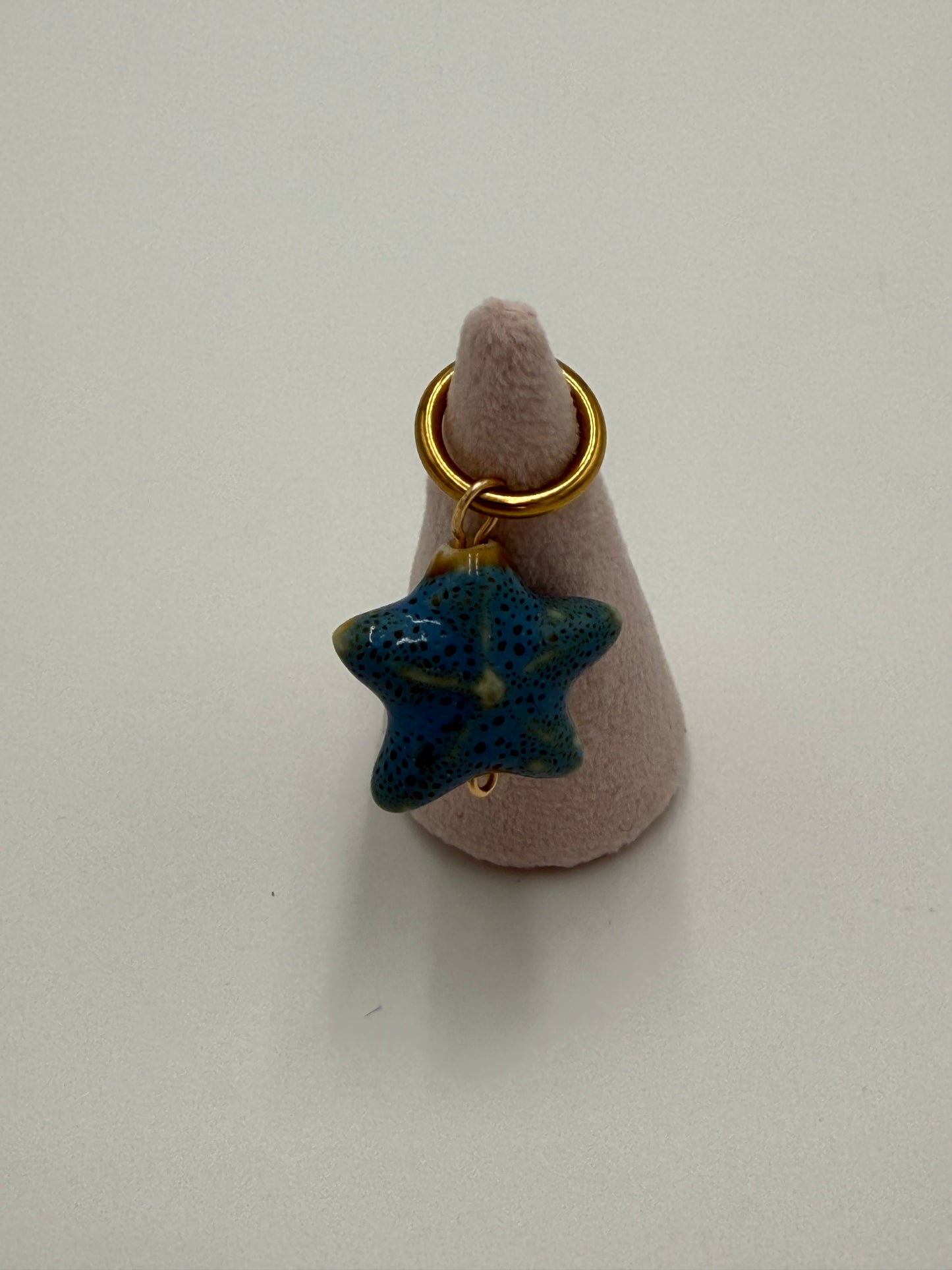 zeester bedel keramiek blauw handgemaakt kettingbedel vergulde ring sieraden detail