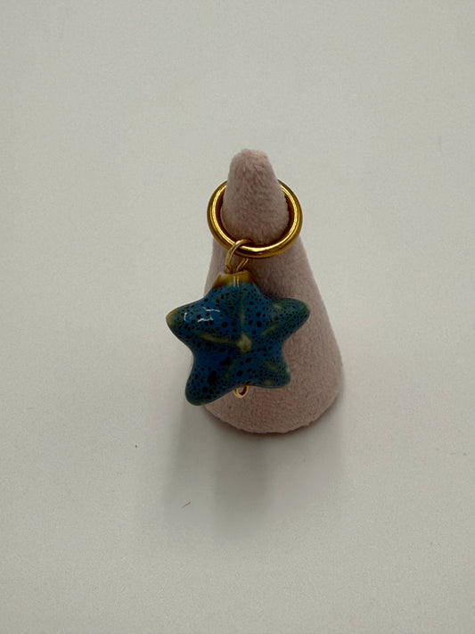 zeester bedel keramiek blauw handgemaakt kettingbedel vergulde ring sieraden detail